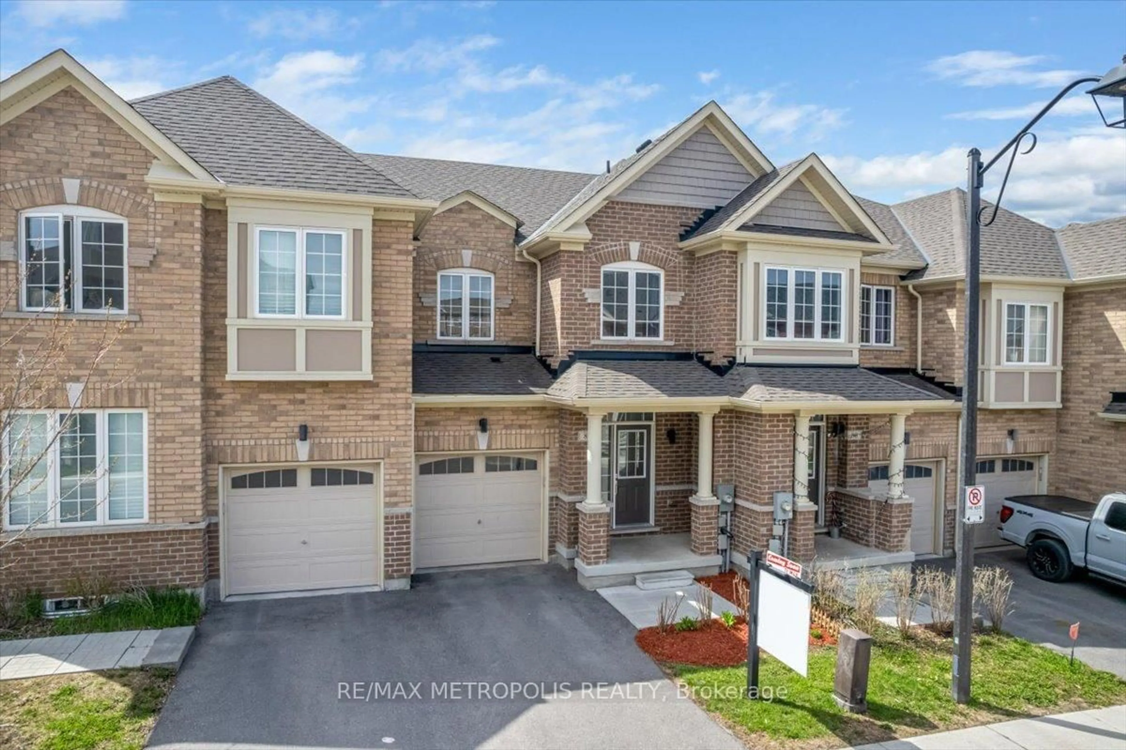 Home with brick exterior material, street for 82 Dundonald Tr, Newmarket Ontario L3Y 0E3