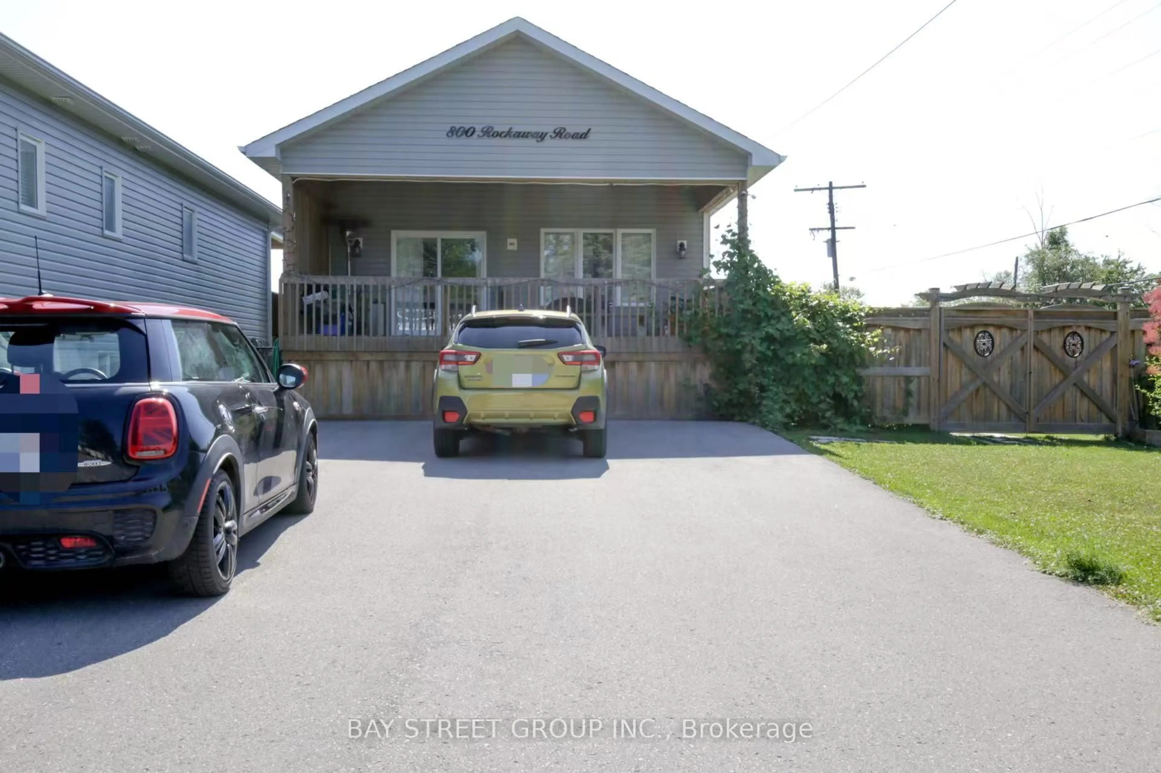 A pic from outside/outdoor area/front of a property/back of a property/a pic from drone, street for 800 Rockaway Rd, Georgina Ontario L0E 1S0