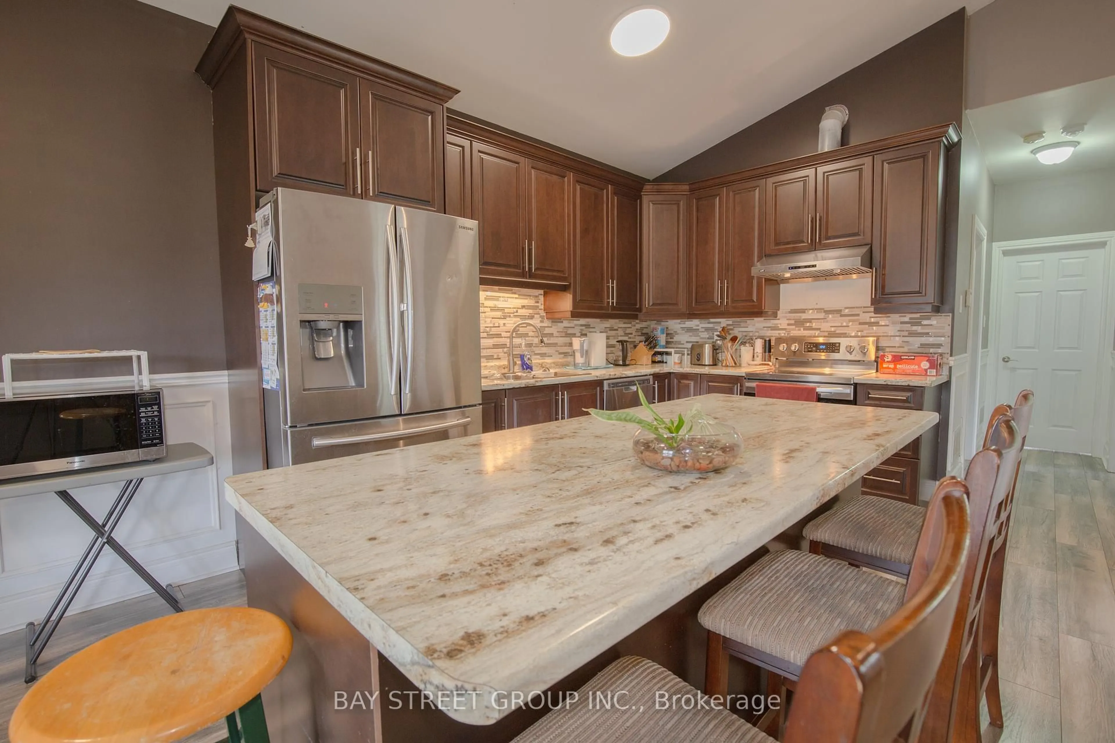Open concept kitchen, ceramic/tile floor for 800 Rockaway Rd, Georgina Ontario L0E 1S0