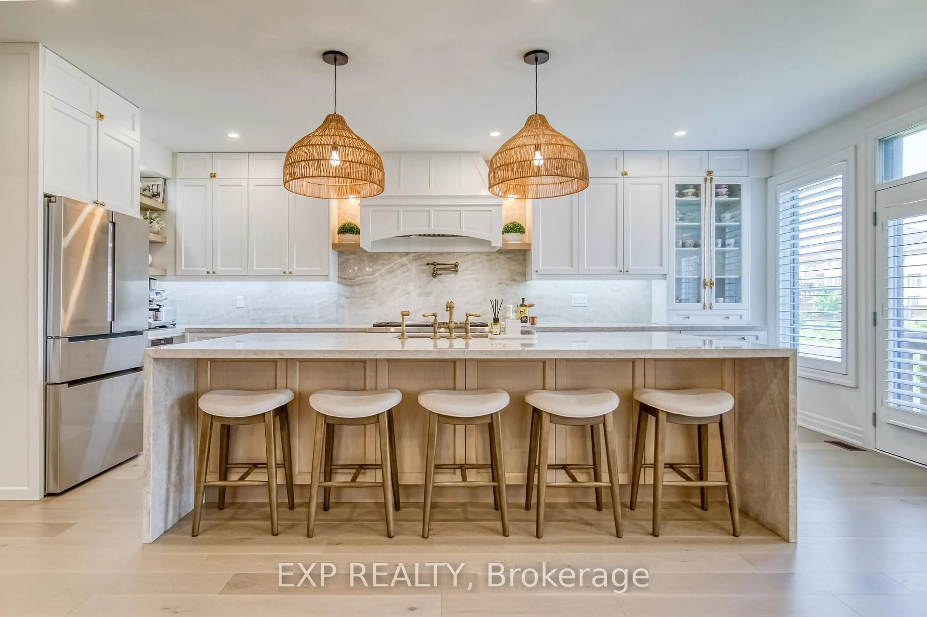 Contemporary kitchen, unknown for 42 Meadow Vista Cres, East Gwillimbury Ontario L9N 0T4