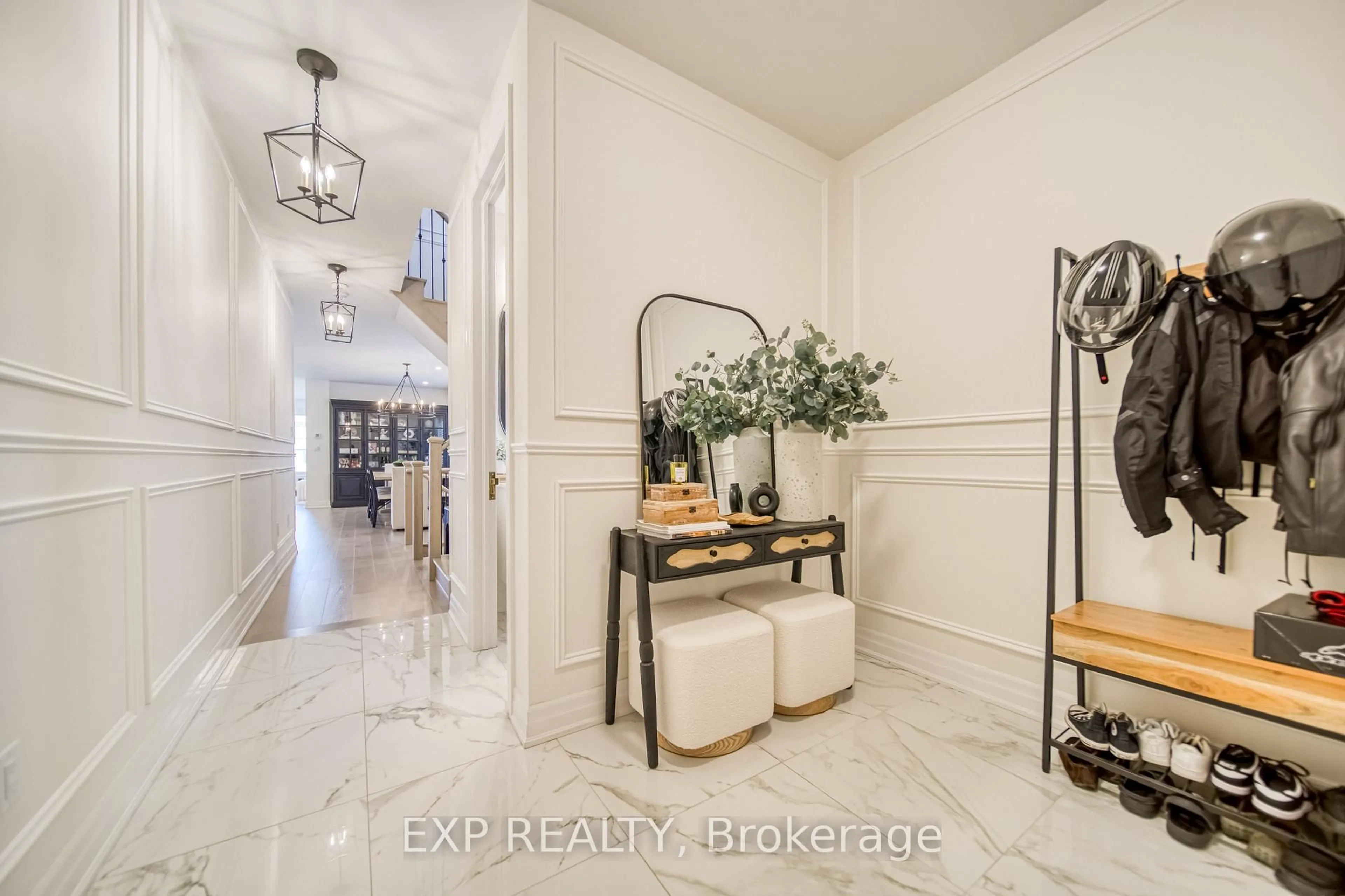 Indoor entryway for 42 Meadow Vista Cres, East Gwillimbury Ontario L9N 0T4