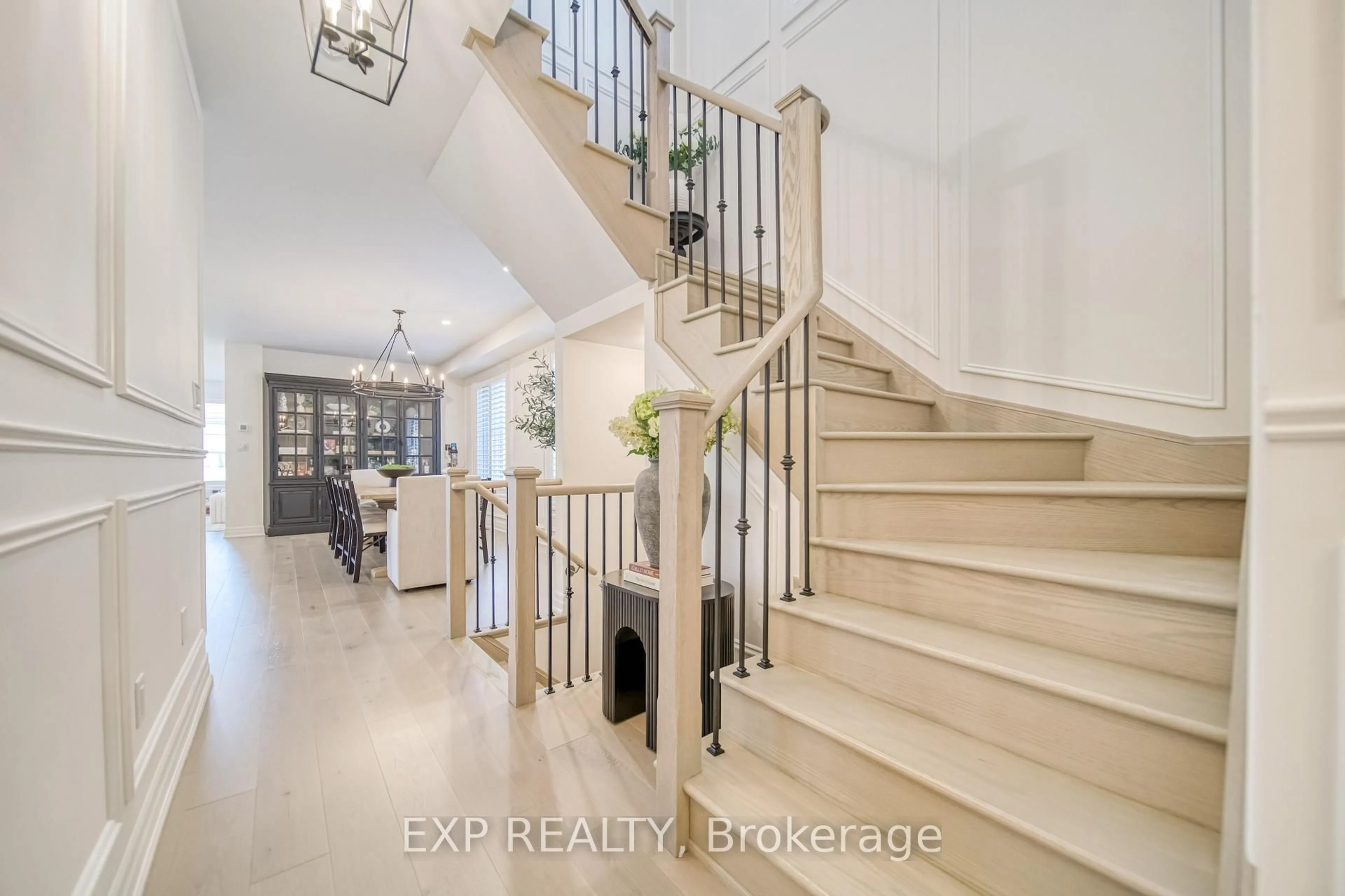 Indoor entryway for 42 Meadow Vista Cres, East Gwillimbury Ontario L9N 0T4