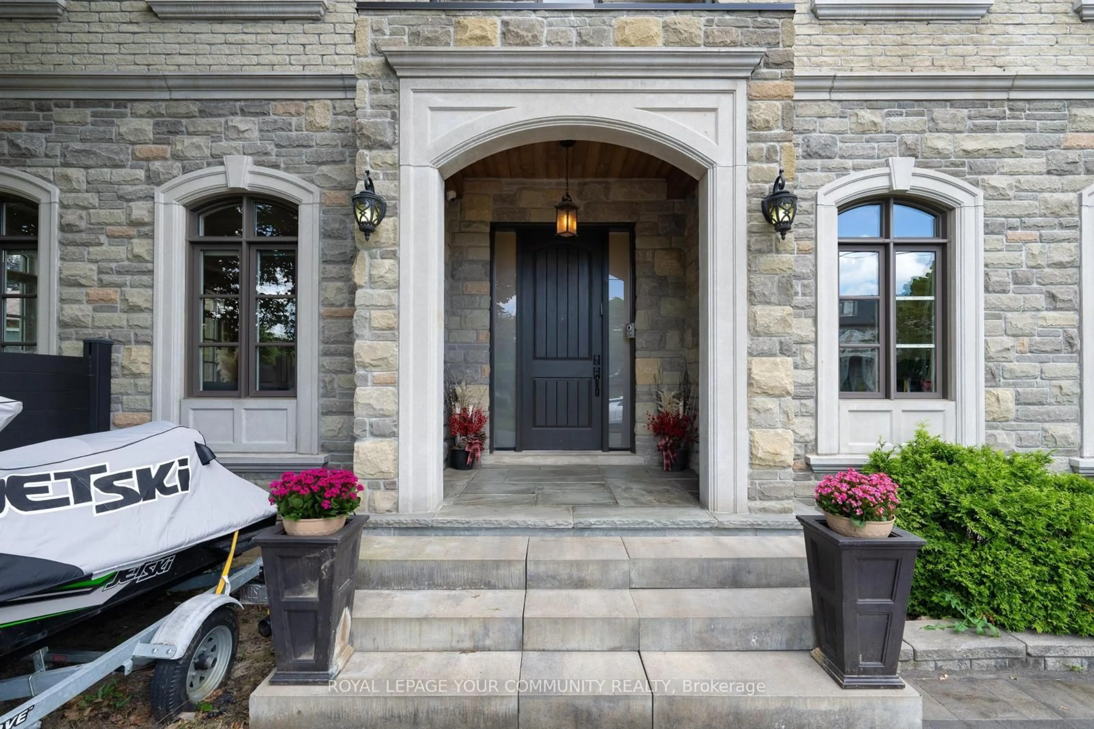 Indoor entryway for 1 Lancer Dr, Vaughan Ontario L6A 1E4