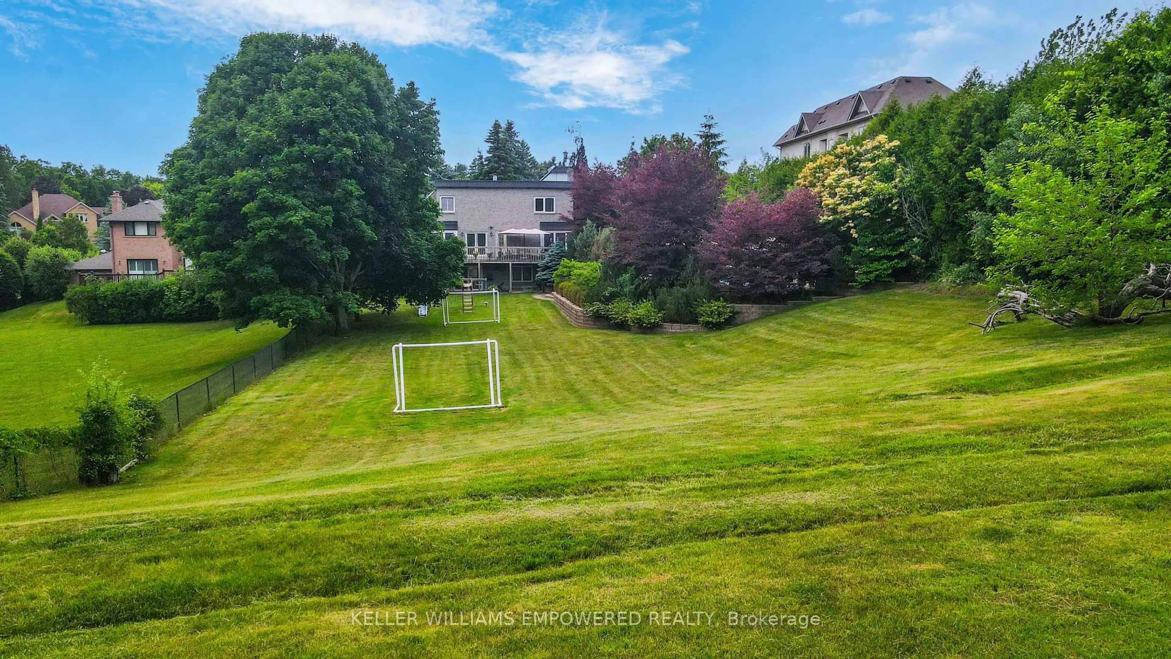A pic from outside/outdoor area/front of a property/back of a property/a pic from drone, unknown for 788 Woodland Acres Cres, Vaughan Ontario L6A 1G2
