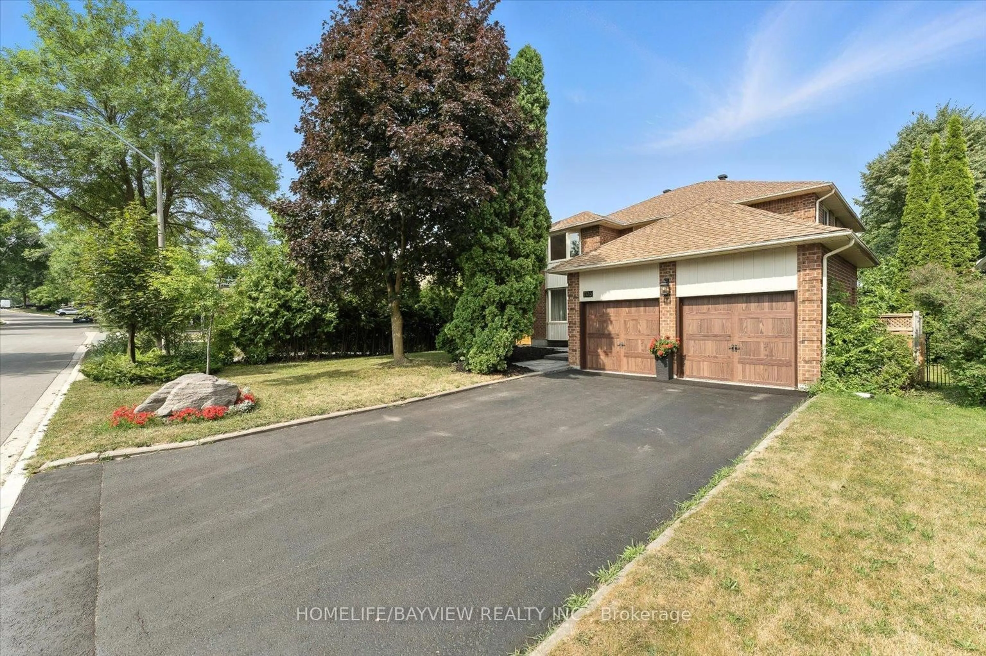 A pic from outside/outdoor area/front of a property/back of a property/a pic from drone, street for 106 Crawford Rose Dr, Aurora Ontario L4G 4R9