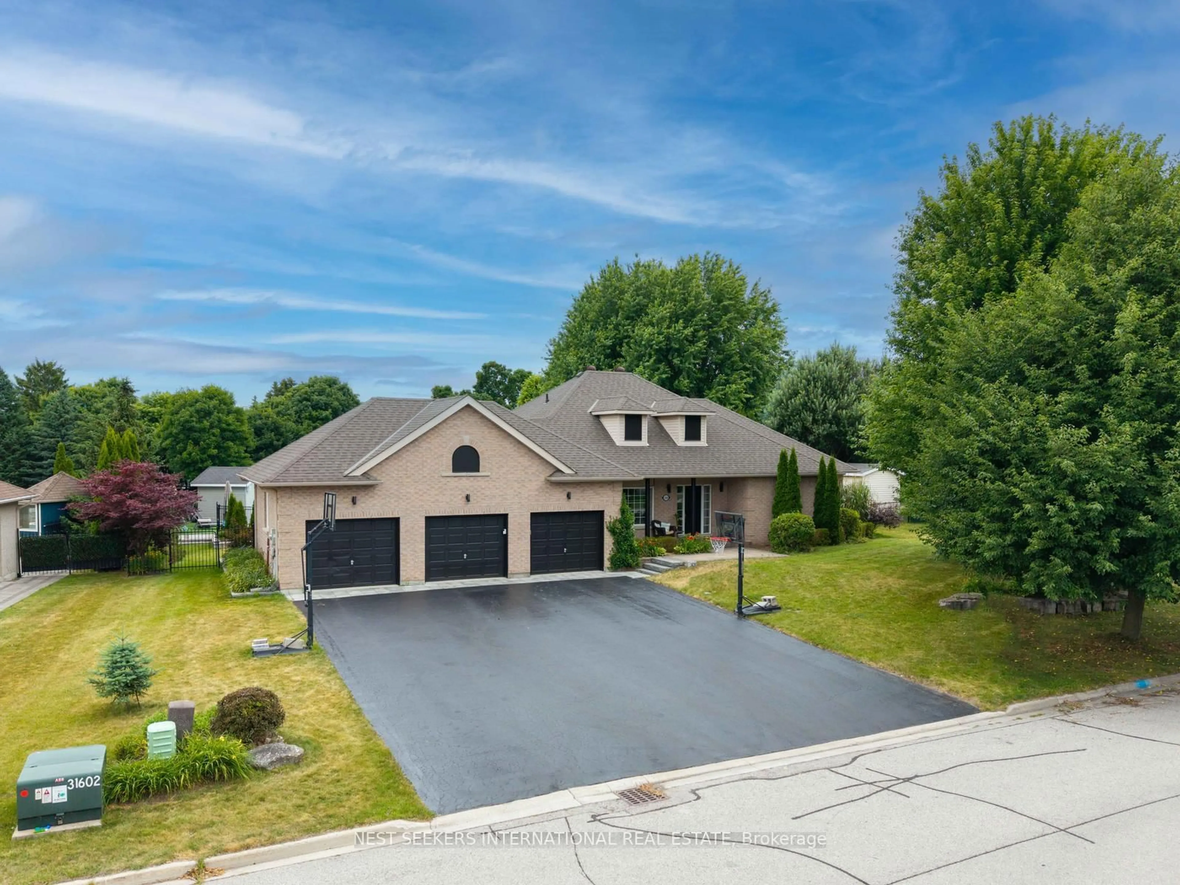 A pic from outside/outdoor area/front of a property/back of a property/a pic from drone, street for 114 Ward Ave, East Gwillimbury Ontario L0G 1V0