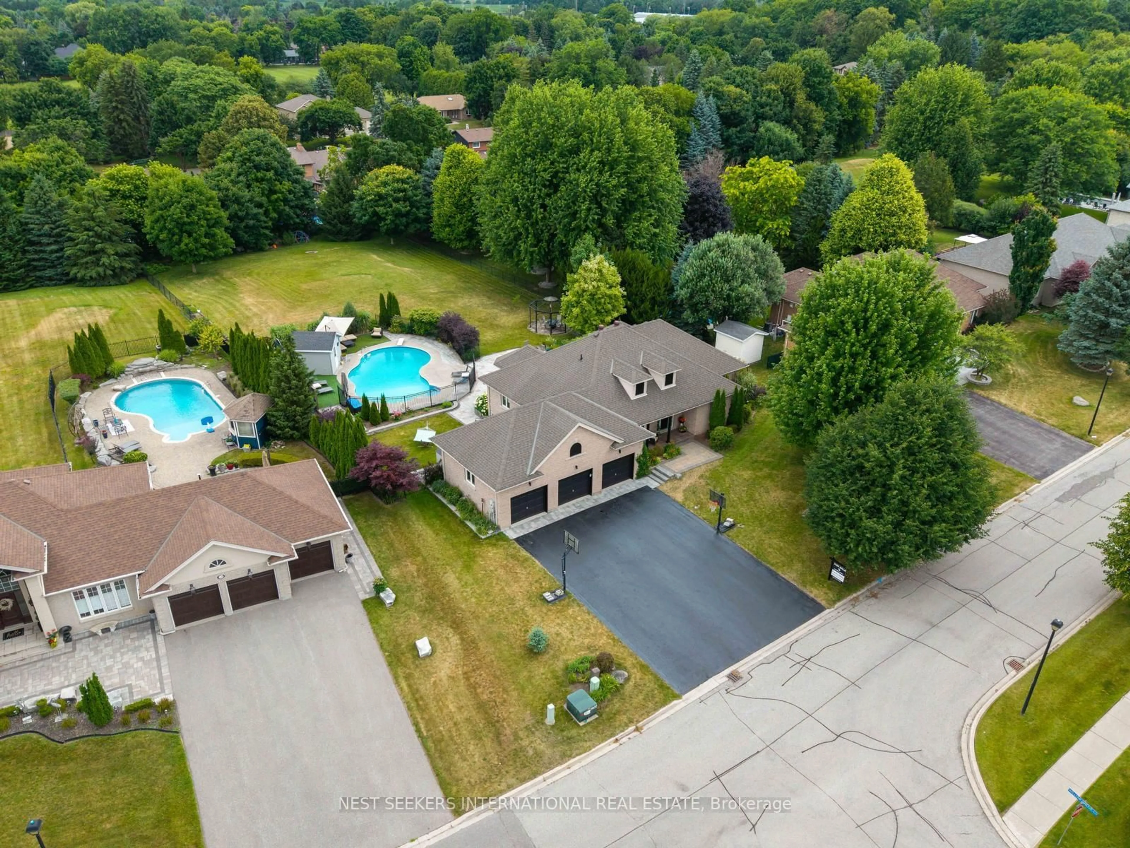 A pic from outside/outdoor area/front of a property/back of a property/a pic from drone, water/lake/river/ocean view for 114 Ward Ave, East Gwillimbury Ontario L0G 1V0