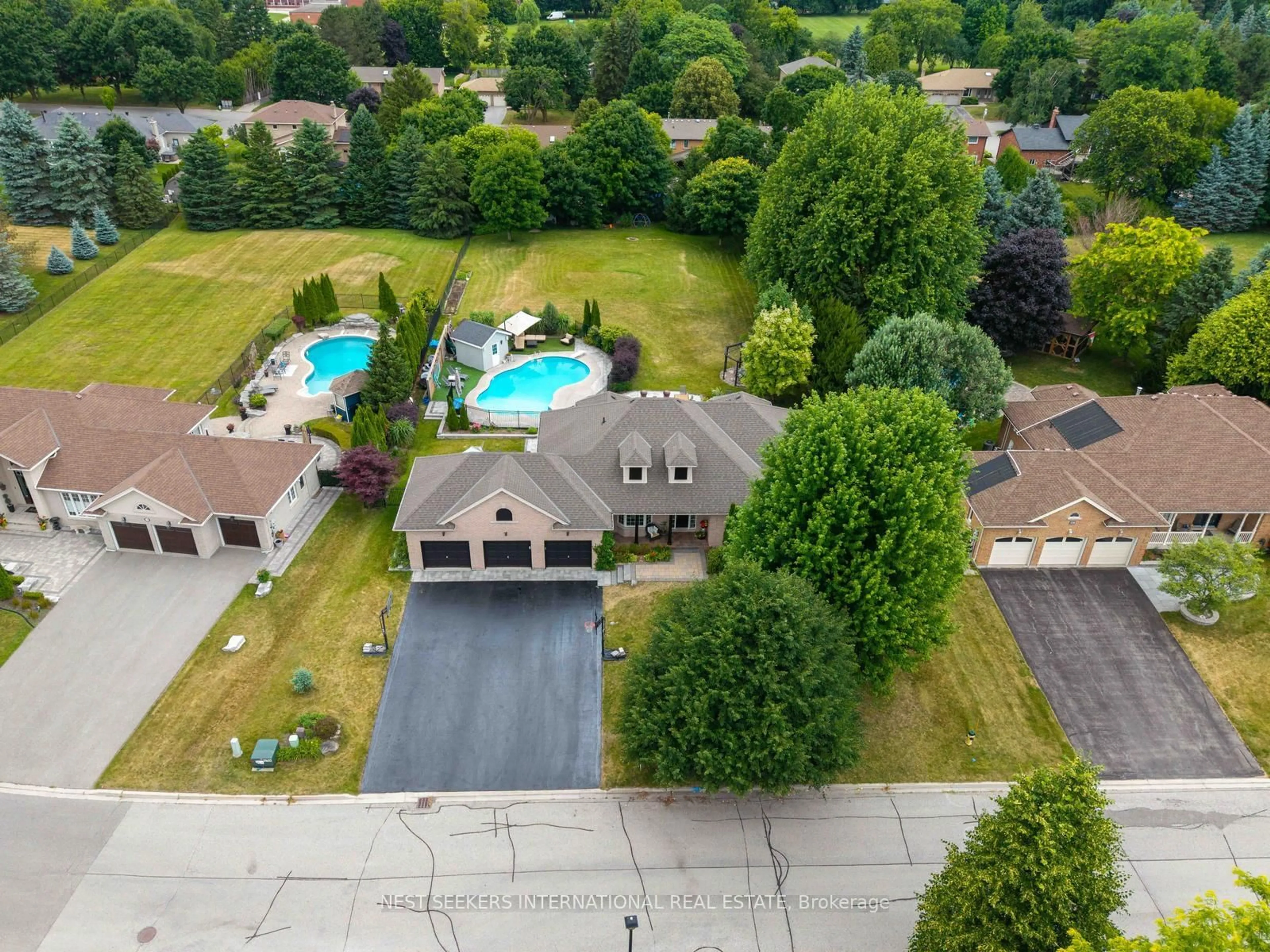 A pic from outside/outdoor area/front of a property/back of a property/a pic from drone, water/lake/river/ocean view for 114 Ward Ave, East Gwillimbury Ontario L0G 1V0