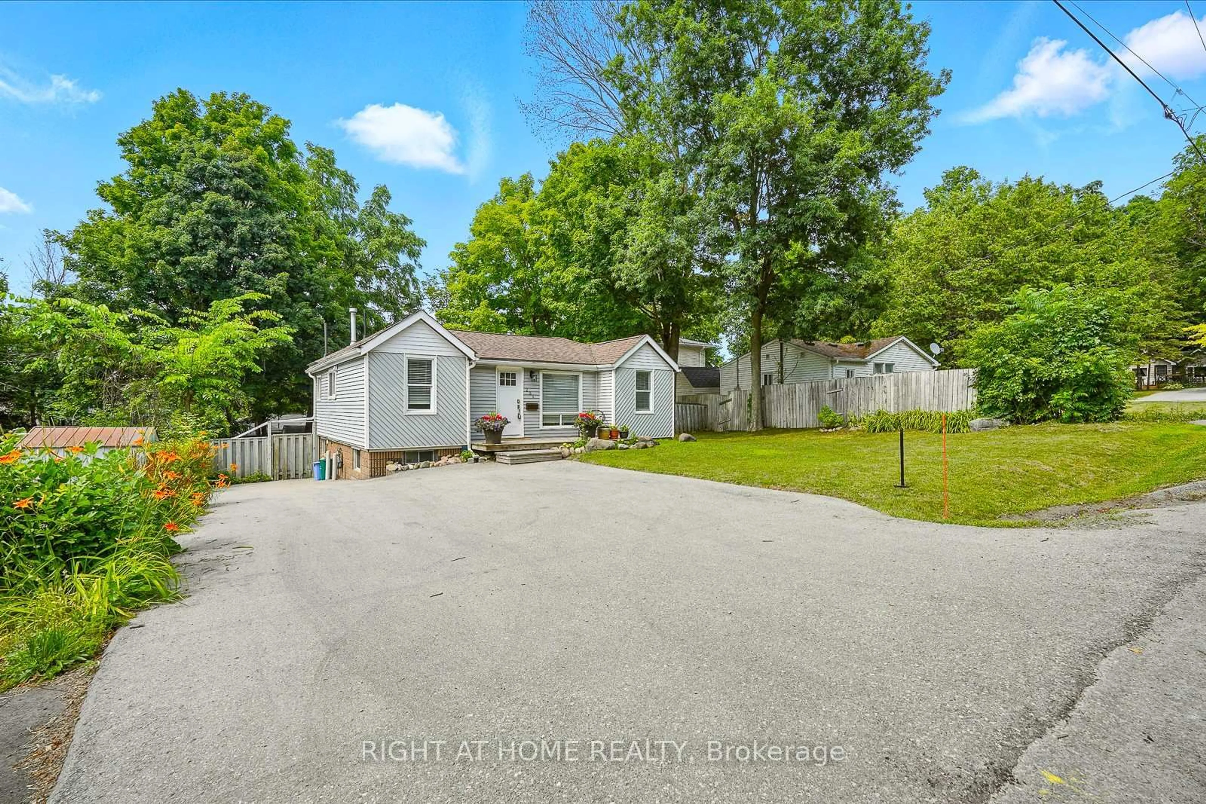 A pic from outside/outdoor area/front of a property/back of a property/a pic from drone, street for 254 Parkwood Ave, Georgina Ontario L4P 2X3