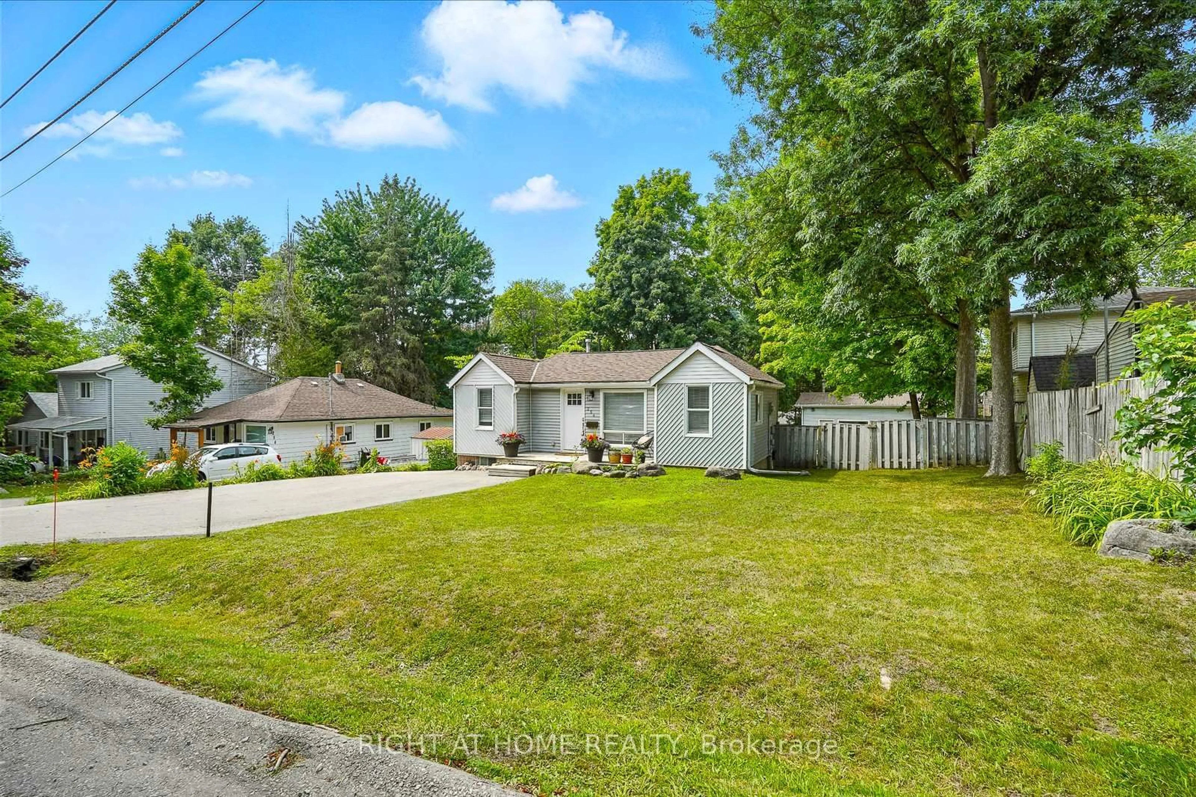 A pic from outside/outdoor area/front of a property/back of a property/a pic from drone, street for 254 Parkwood Ave, Georgina Ontario L4P 2X3