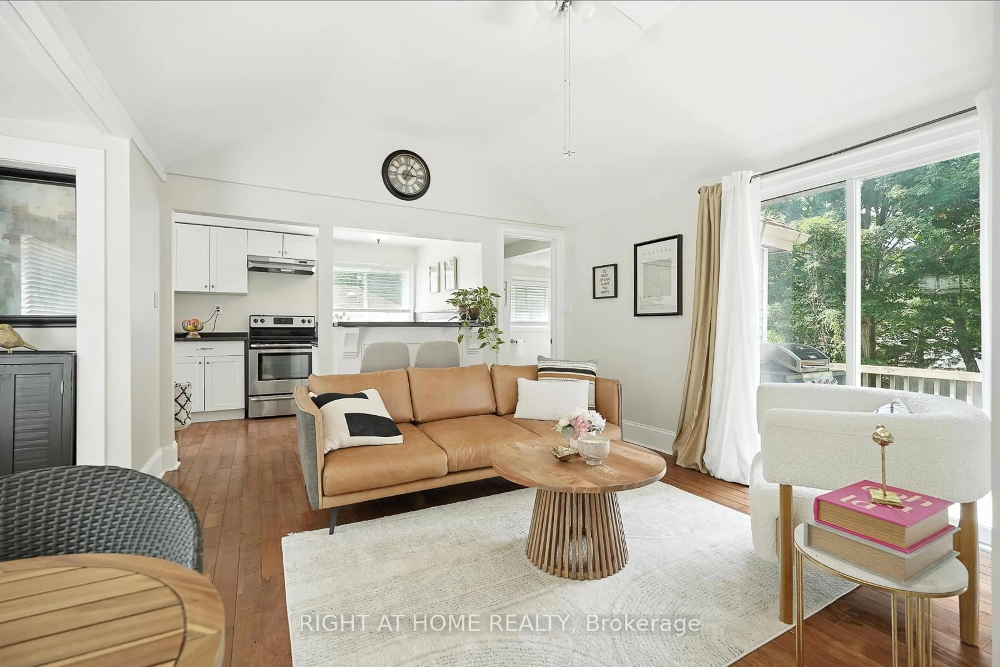 Living room with furniture, unknown for 254 Parkwood Ave, Georgina Ontario L4P 2X3