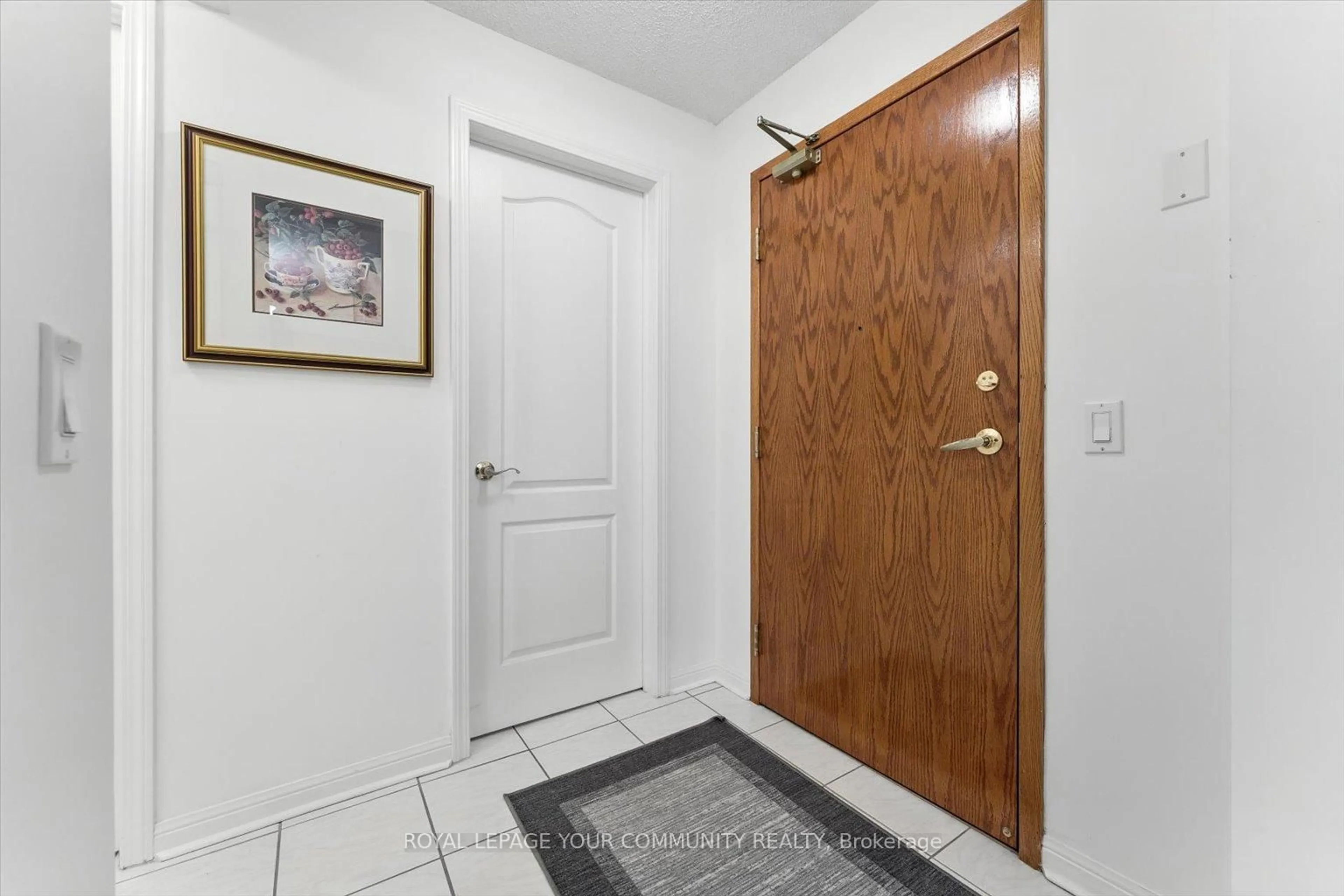 Indoor entryway for 2502 Rutherford Rd #307, Vaughan Ontario L4K 5N6