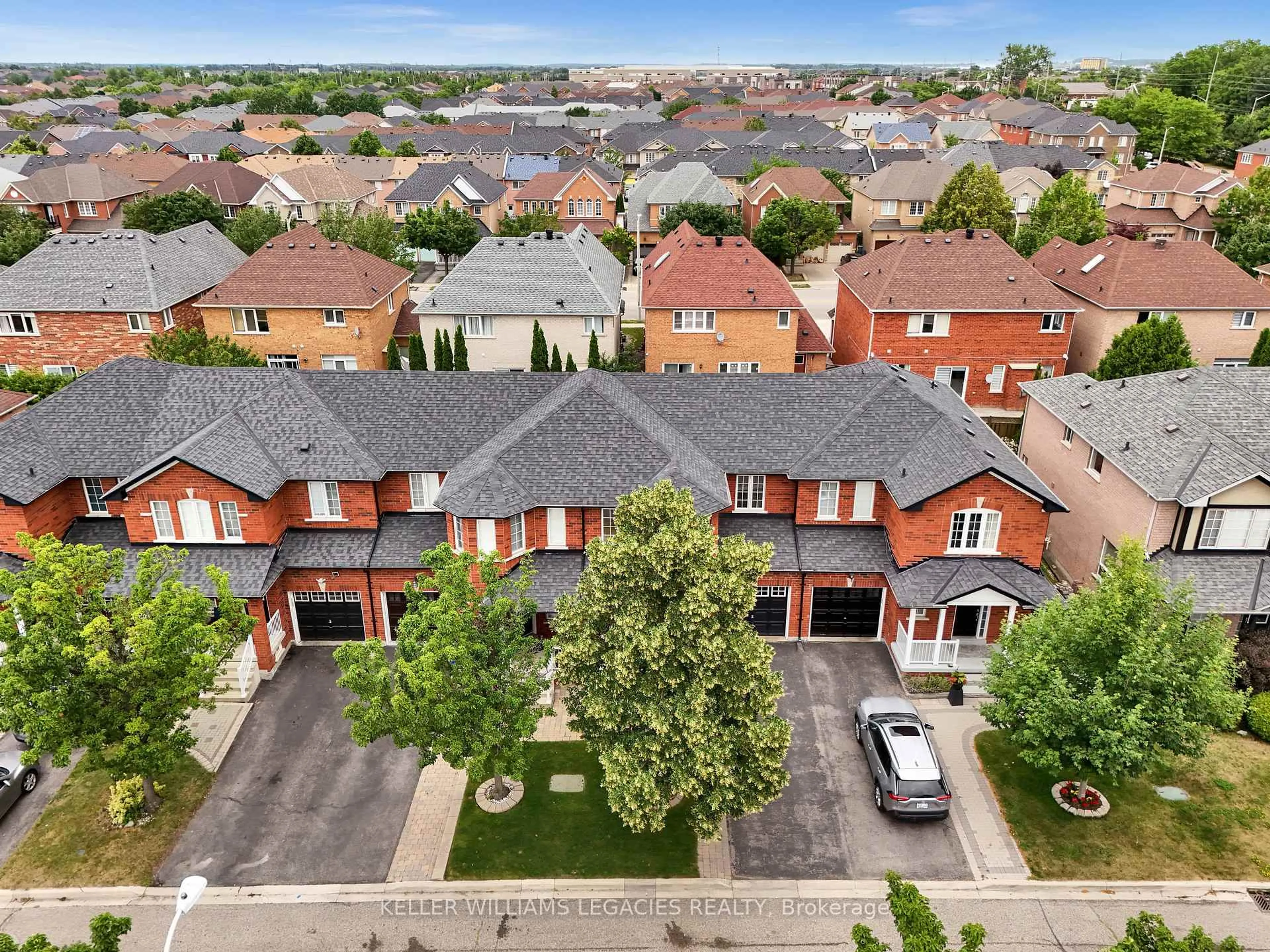 A pic from outside/outdoor area/front of a property/back of a property/a pic from drone, street for 131 Legnano Cres, Vaughan Ontario L4H 2B6