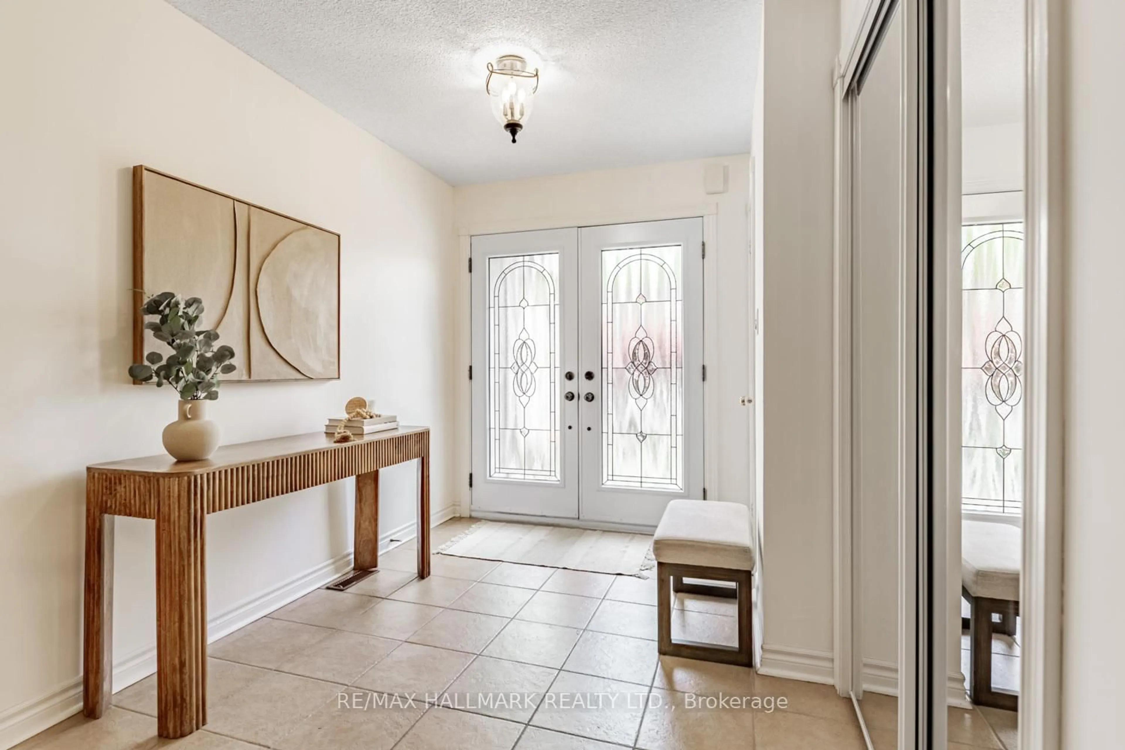 Indoor entryway for 52 Mistleflower Crt, Richmond Hill Ontario L4E 3T9