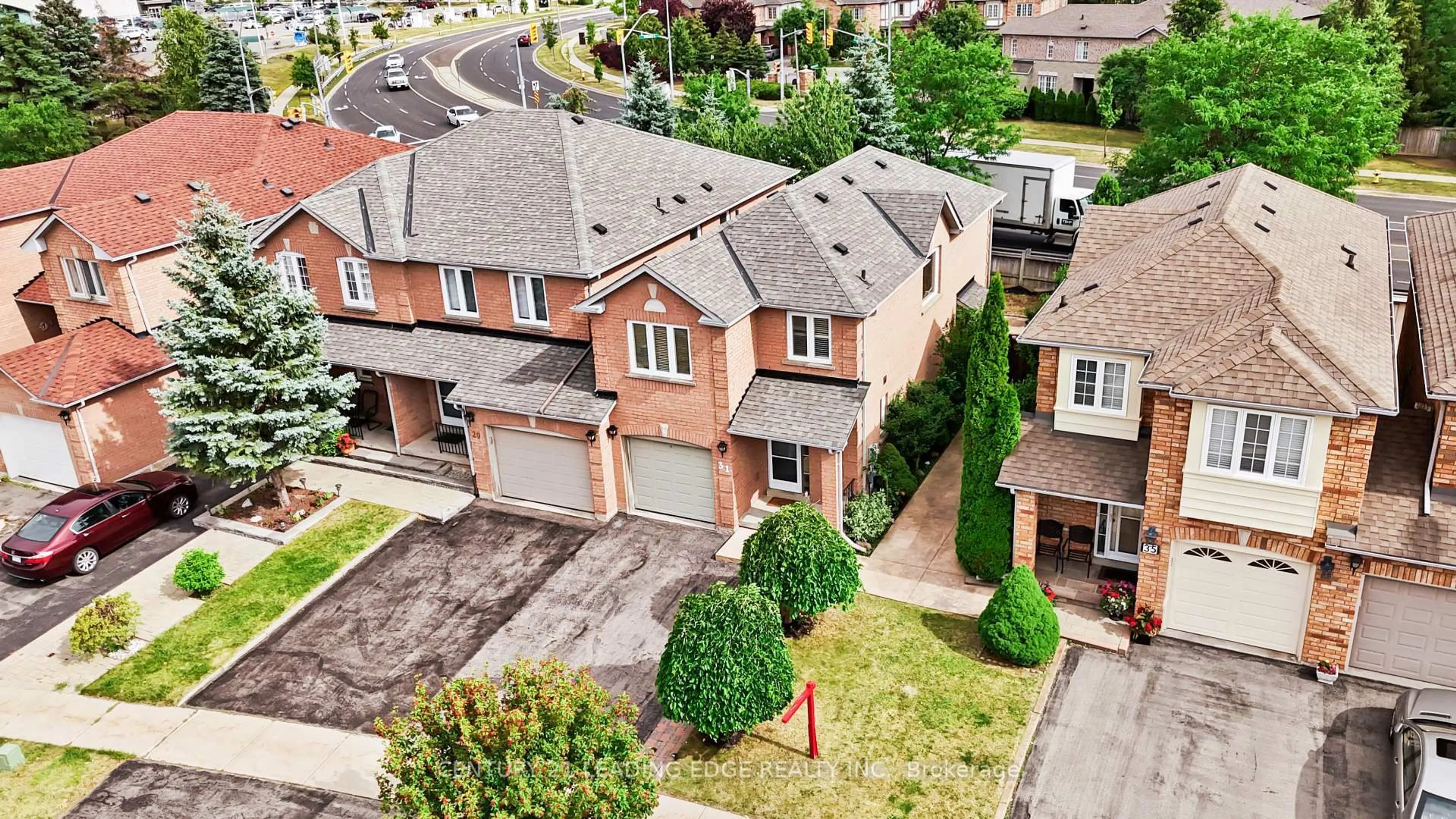 A pic from outside/outdoor area/front of a property/back of a property/a pic from drone, street for 31 Tumbleweed Crt, Vaughan Ontario L4L 8Y5