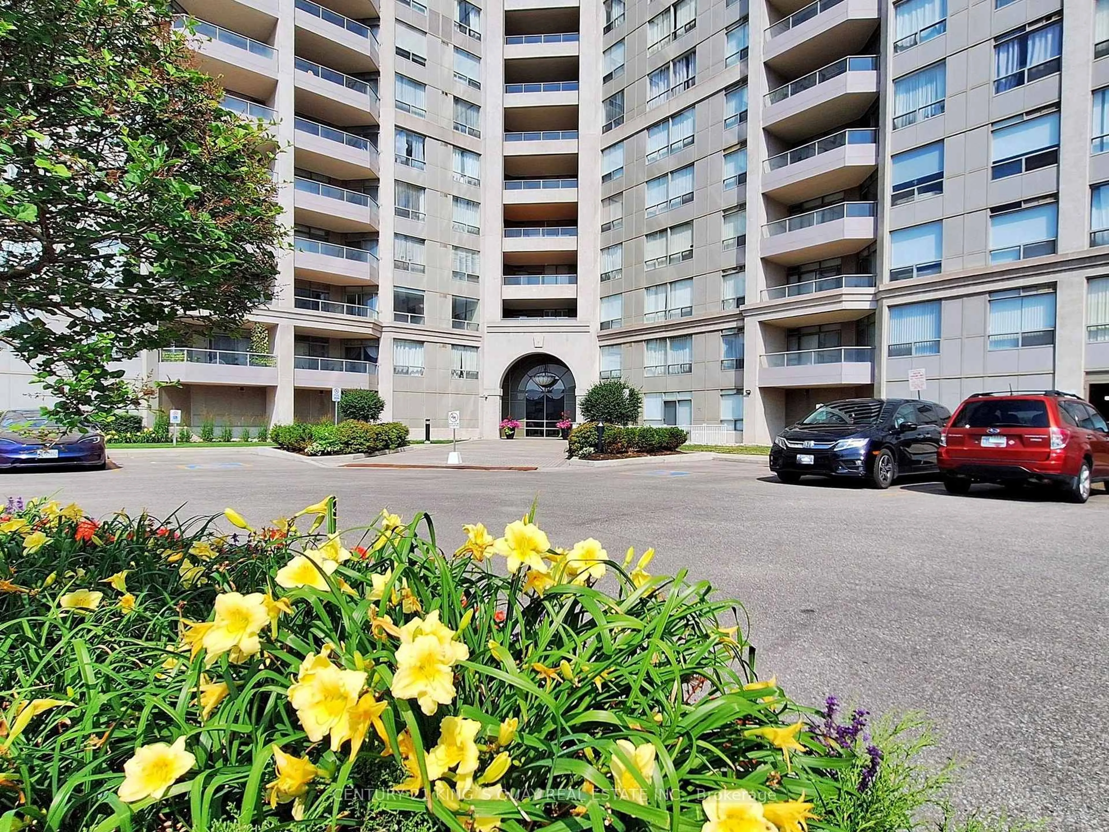 Indoor foyer for 9015 Leslie St #309, Richmond Hill Ontario L4B 4J8