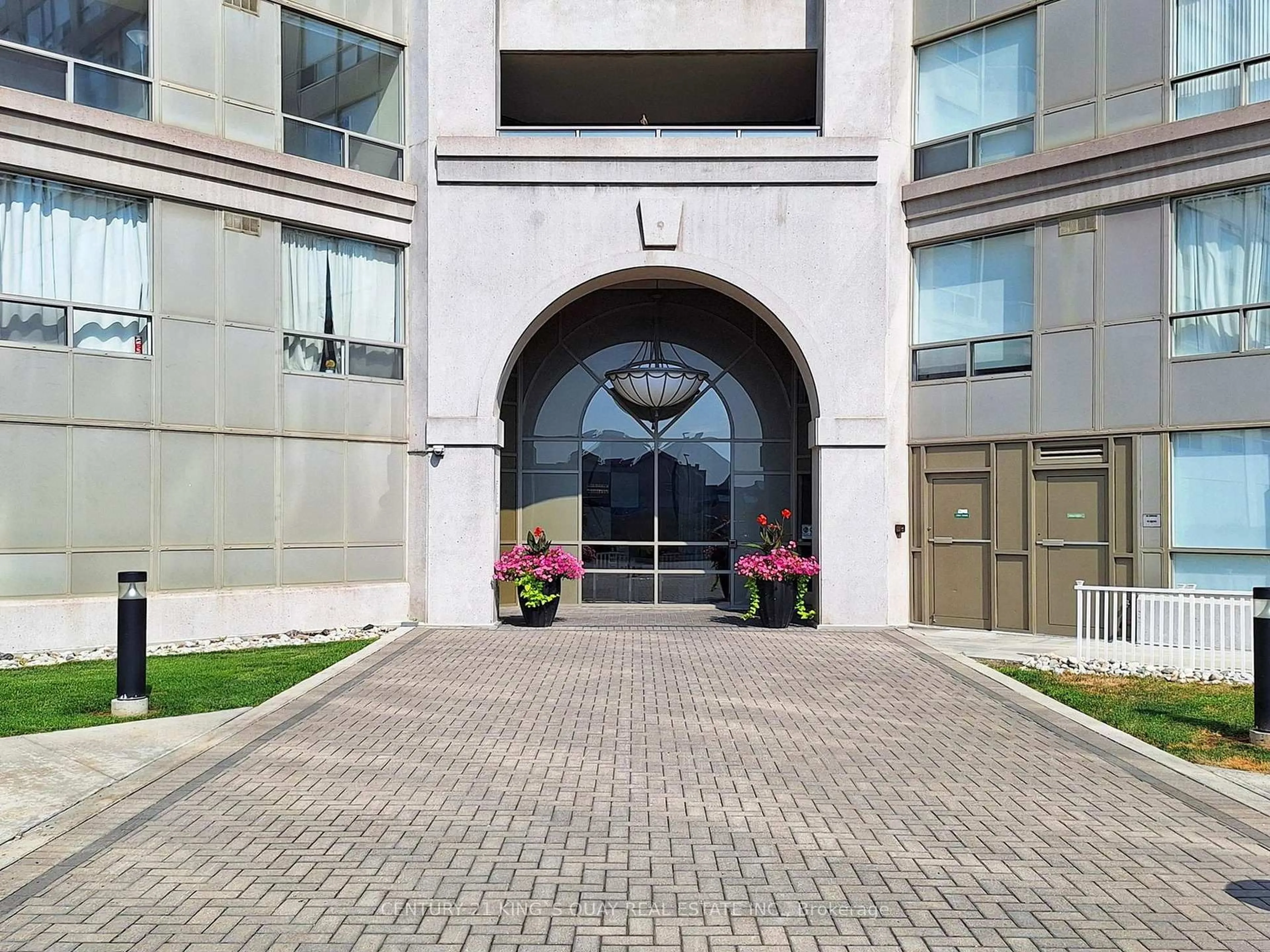 Indoor foyer for 9015 Leslie St #309, Richmond Hill Ontario L4B 4J8
