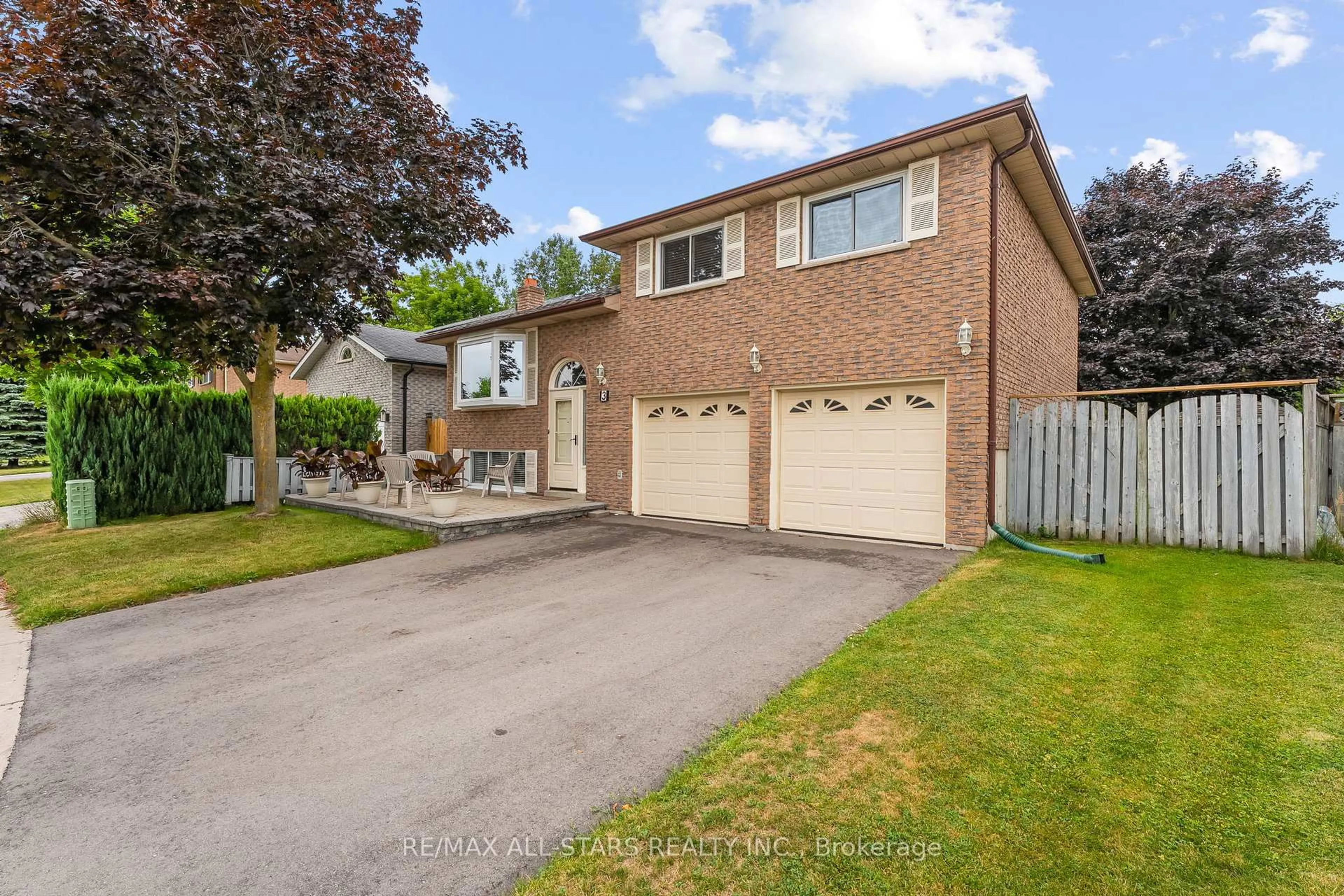 A pic from outside/outdoor area/front of a property/back of a property/a pic from drone, street for 3 Fairwood Dr, Georgina Ontario L4P 3S2