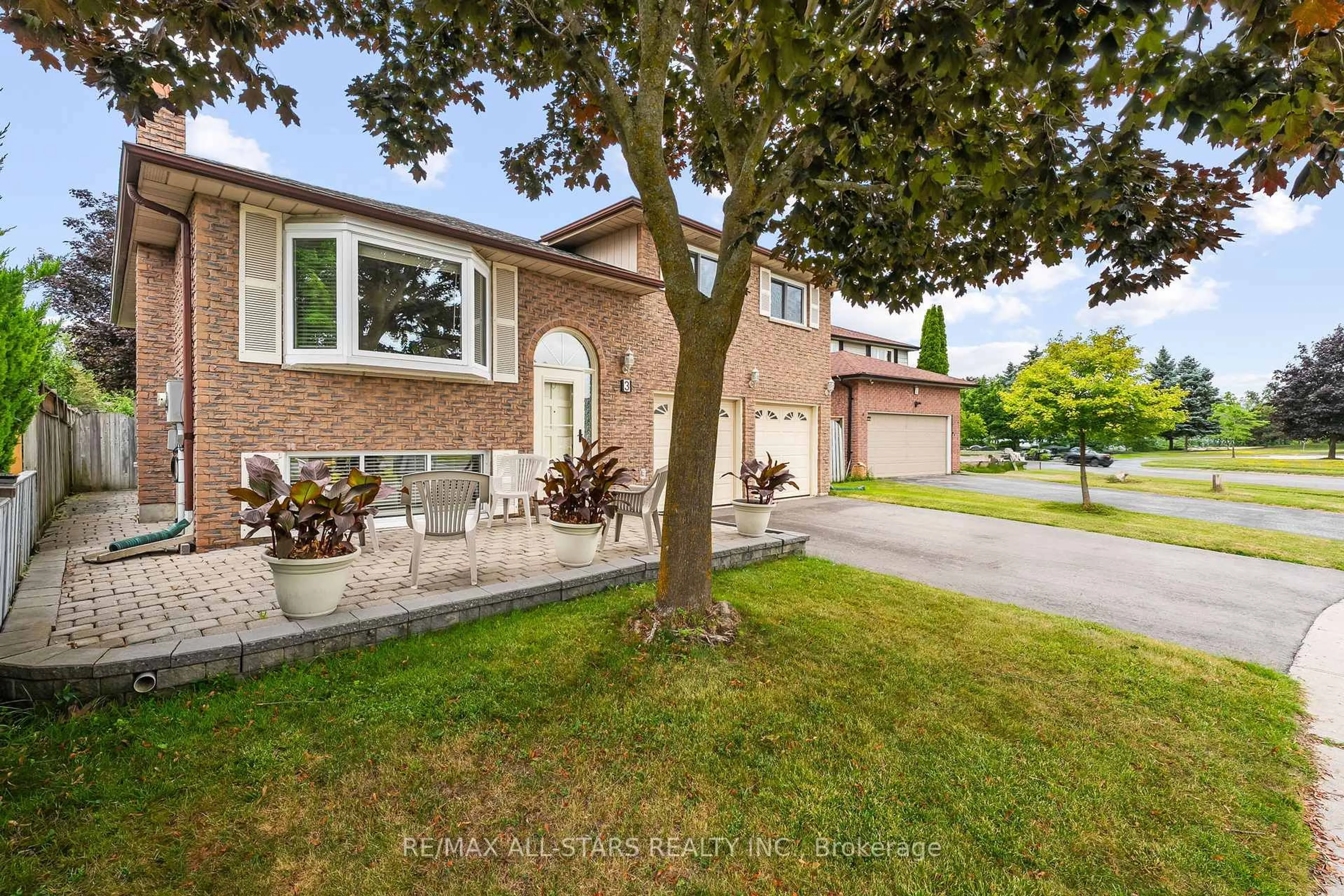 A pic from outside/outdoor area/front of a property/back of a property/a pic from drone, street for 3 Fairwood Dr, Georgina Ontario L4P 3S2