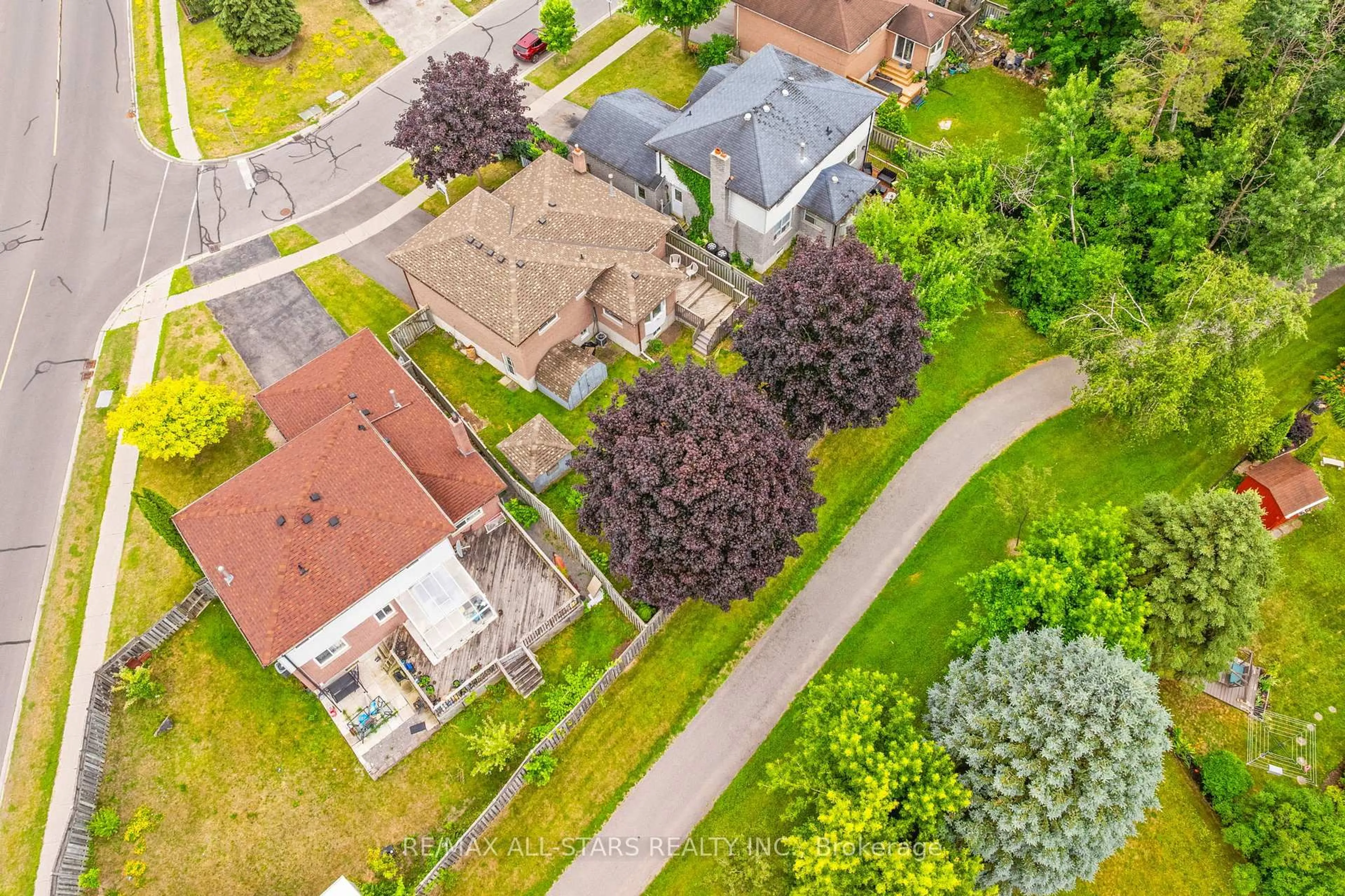 A pic from outside/outdoor area/front of a property/back of a property/a pic from drone, street for 3 Fairwood Dr, Georgina Ontario L4P 3S2