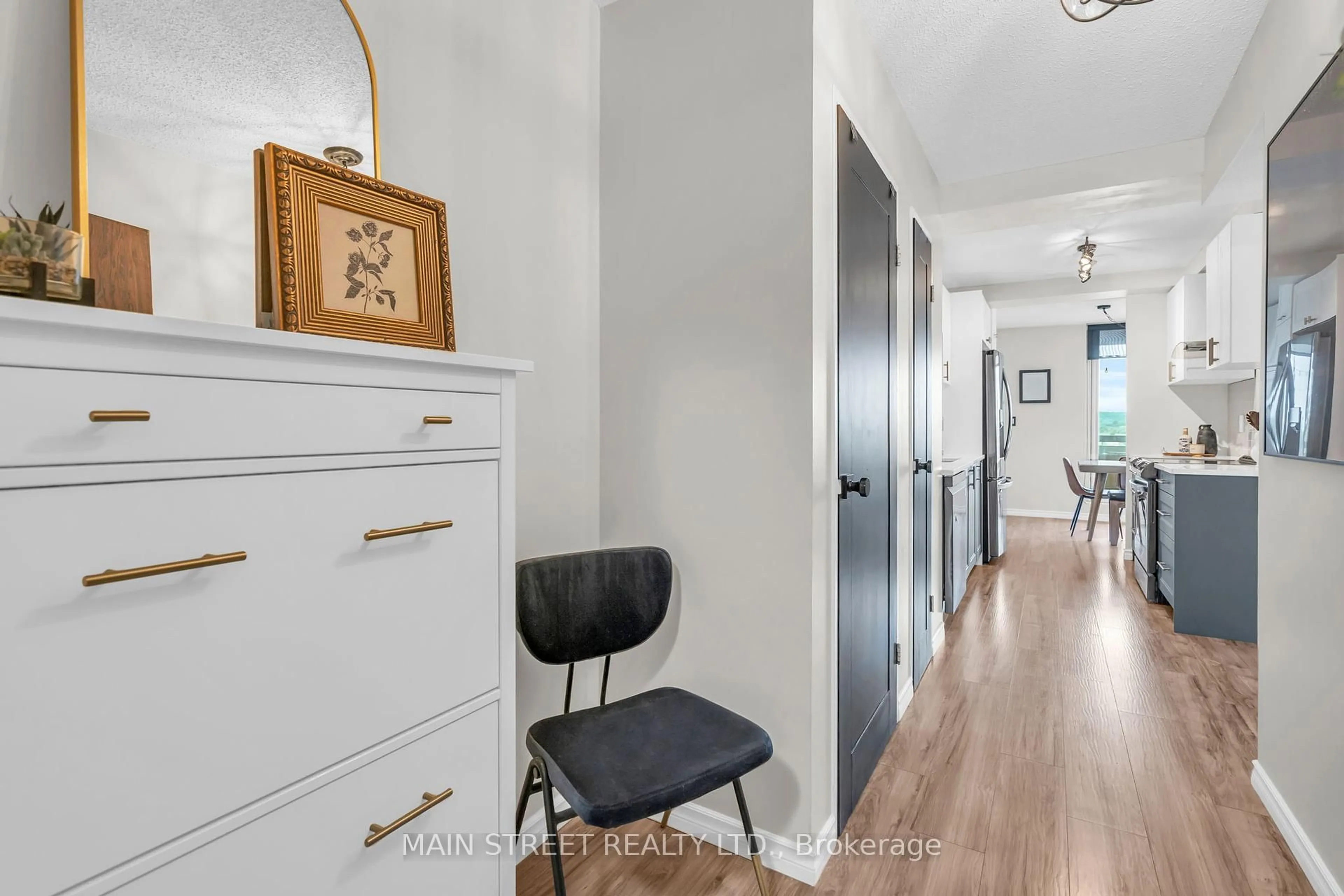 Indoor entryway for 20 William Roe Blvd #504, Newmarket Ontario L3Y 5V6