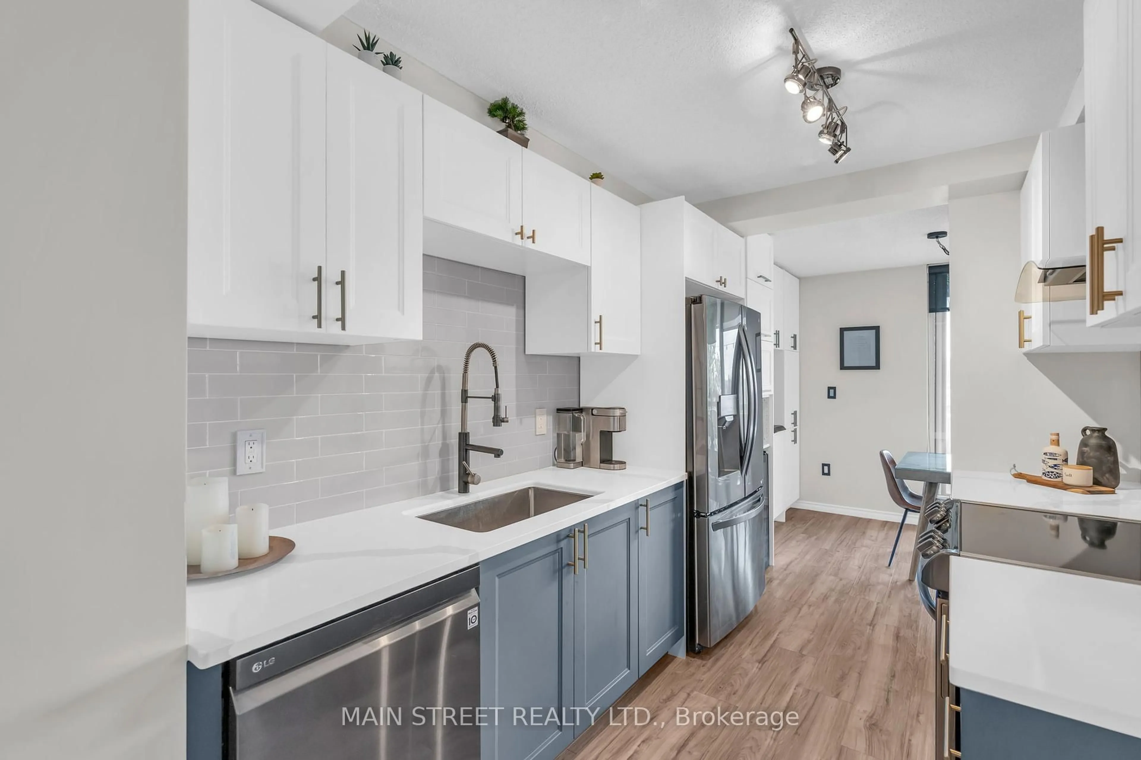 Open concept kitchen, ceramic/tile floor for 20 William Roe Blvd #504, Newmarket Ontario L3Y 5V6