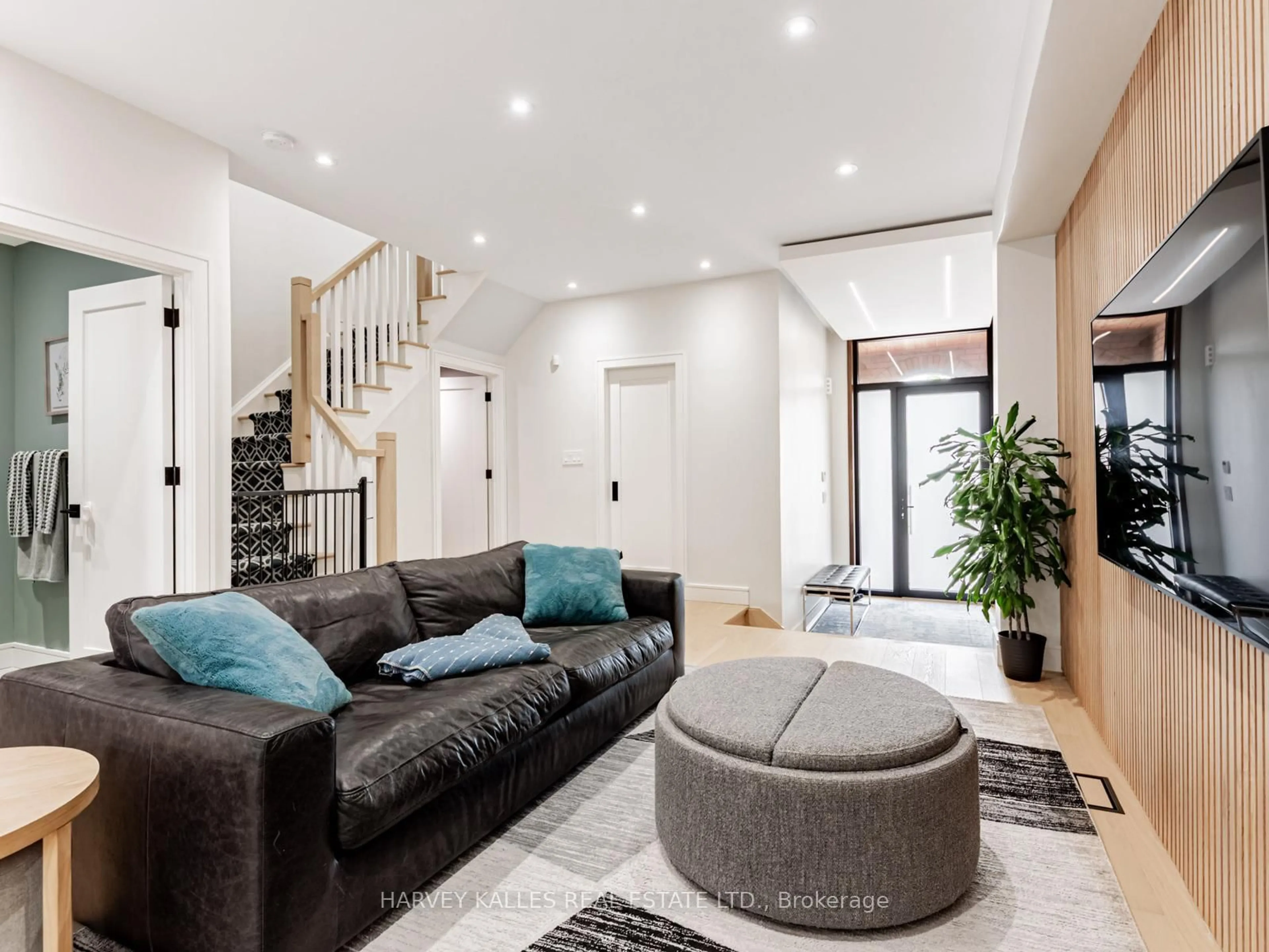 Living room with furniture, unknown for 128 Kingsbridge Circ, Vaughan Ontario L4J 8P2