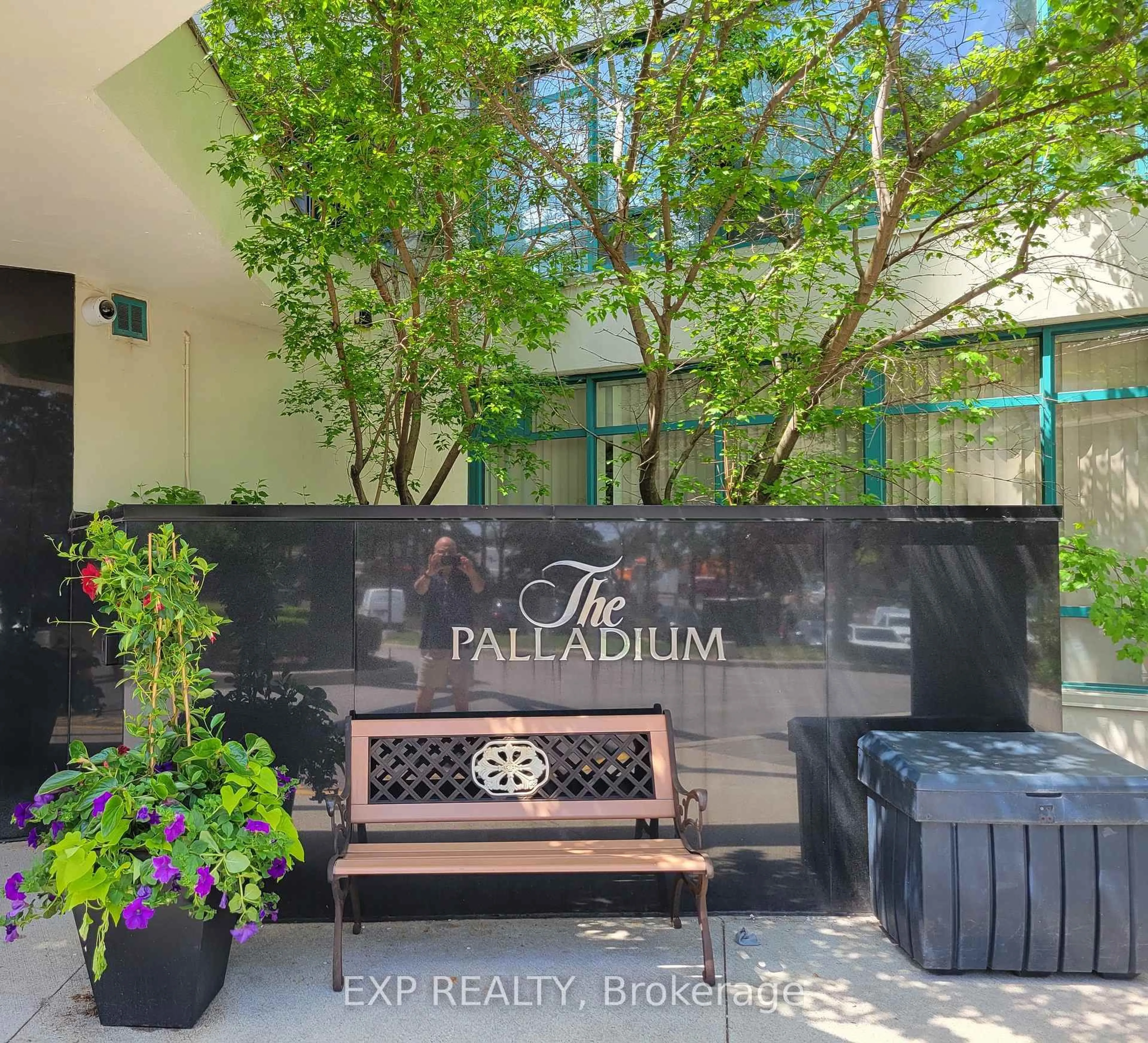 Patio, building for 7250 Yonge St #1005, Vaughan Ontario L4J 7X1