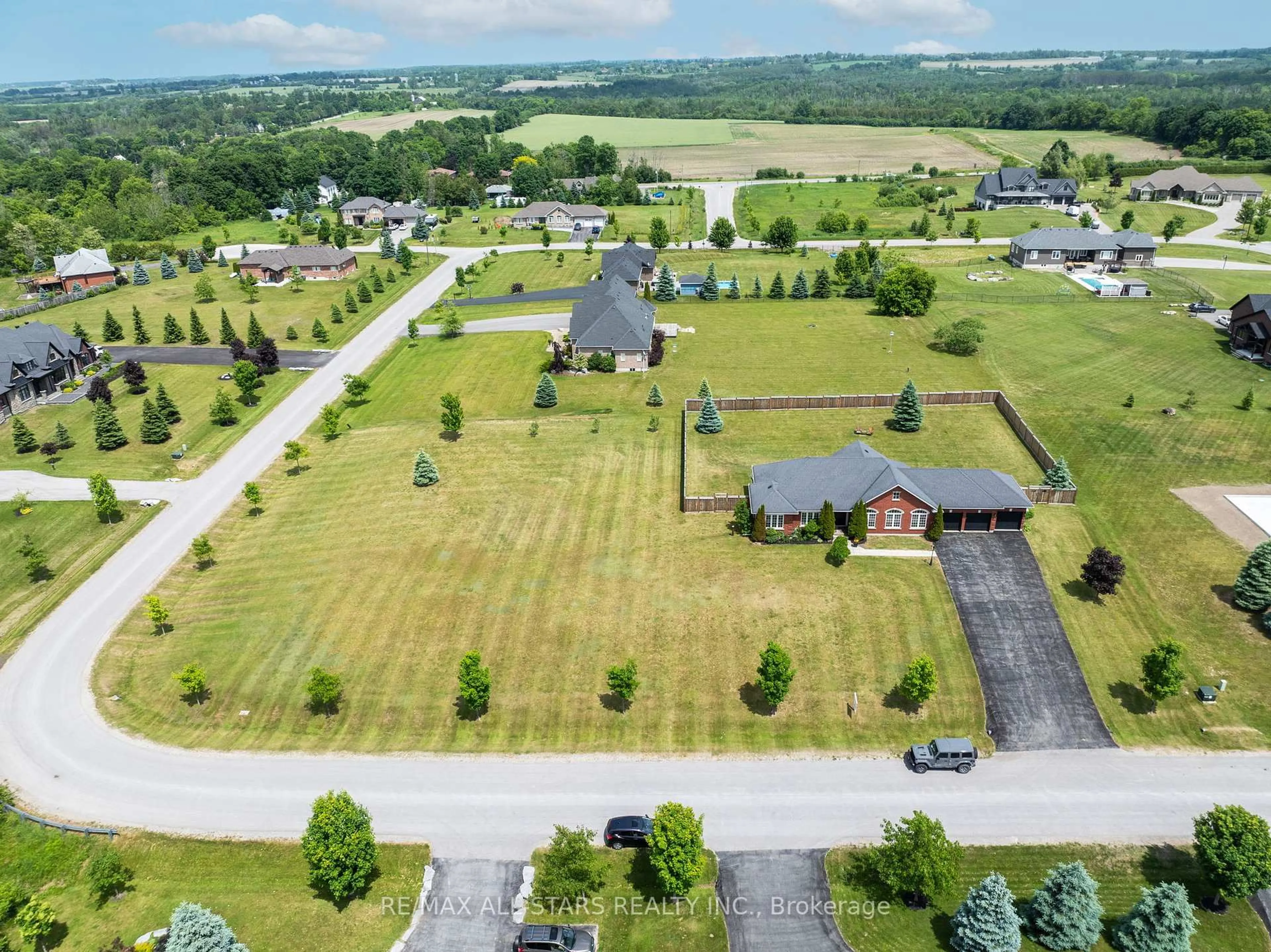 A pic from outside/outdoor area/front of a property/back of a property/a pic from drone, street for 28 Bagshaw Cres, Uxbridge Ontario L9P 0A9