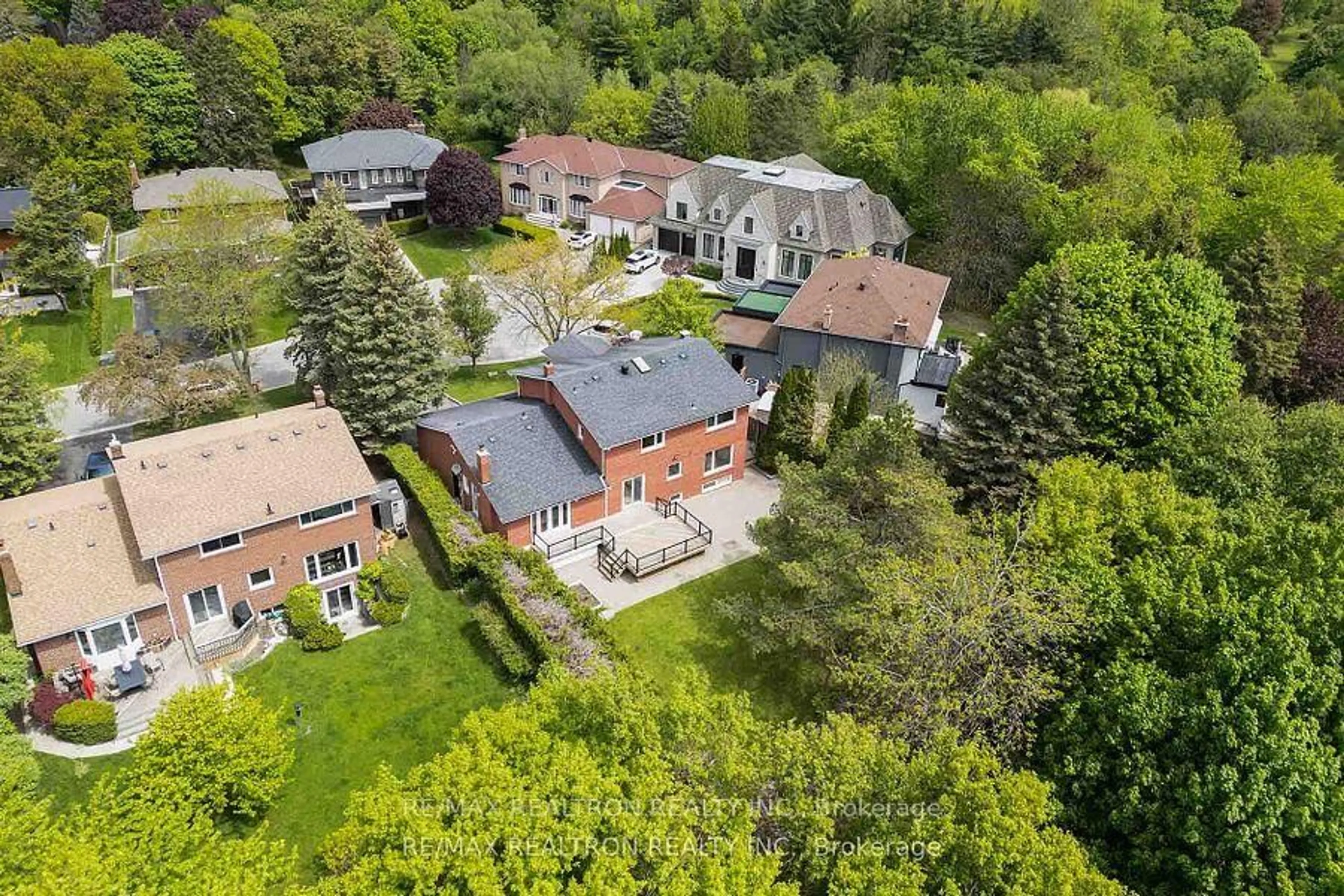 A pic from outside/outdoor area/front of a property/back of a property/a pic from drone, unknown for 20 Dale Park Crt, Markham Ontario L3T 2A2