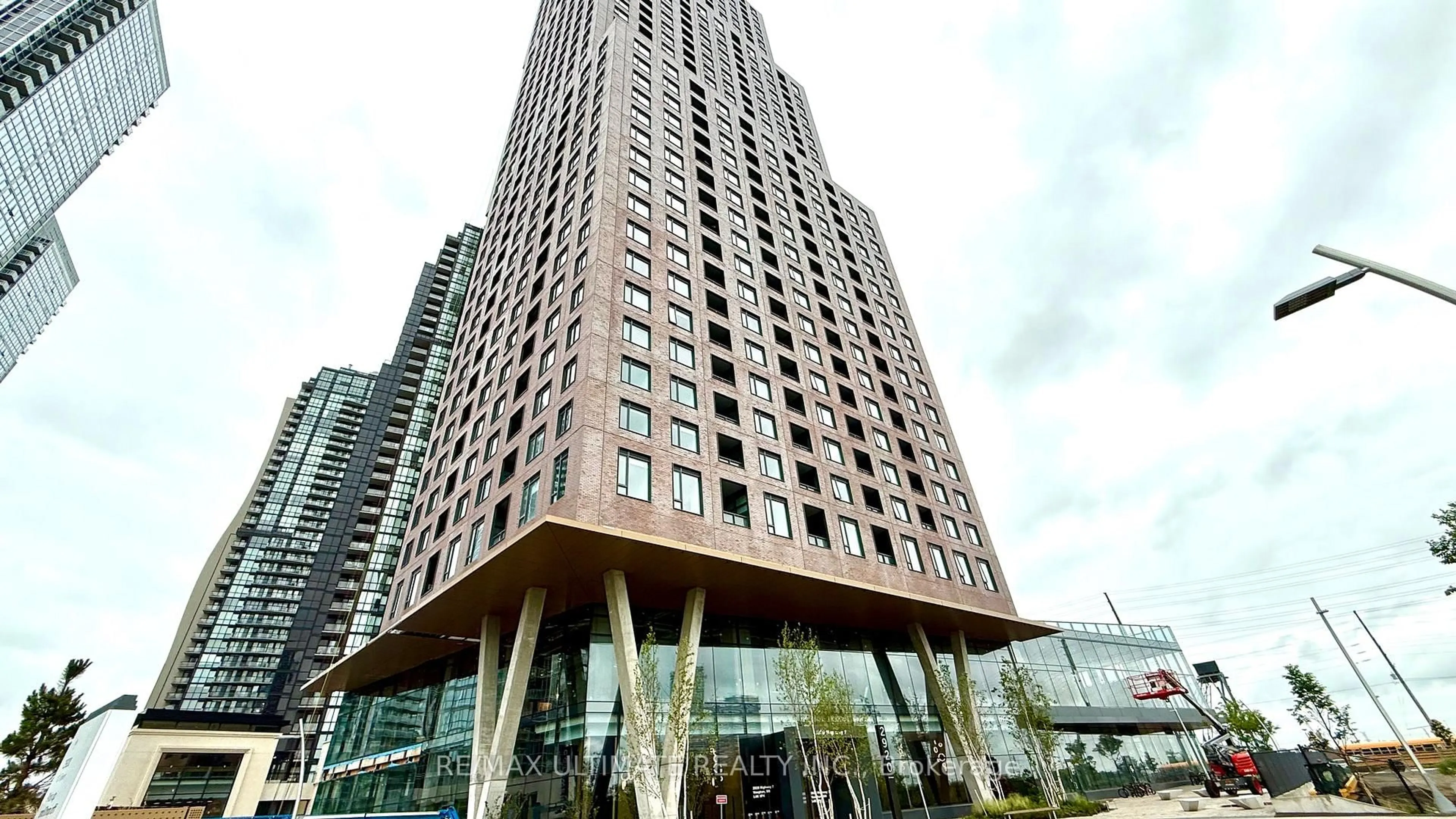 Indoor foyer for 2920 Highway 7 Rd #5603, Vaughan Ontario L4K 0P4