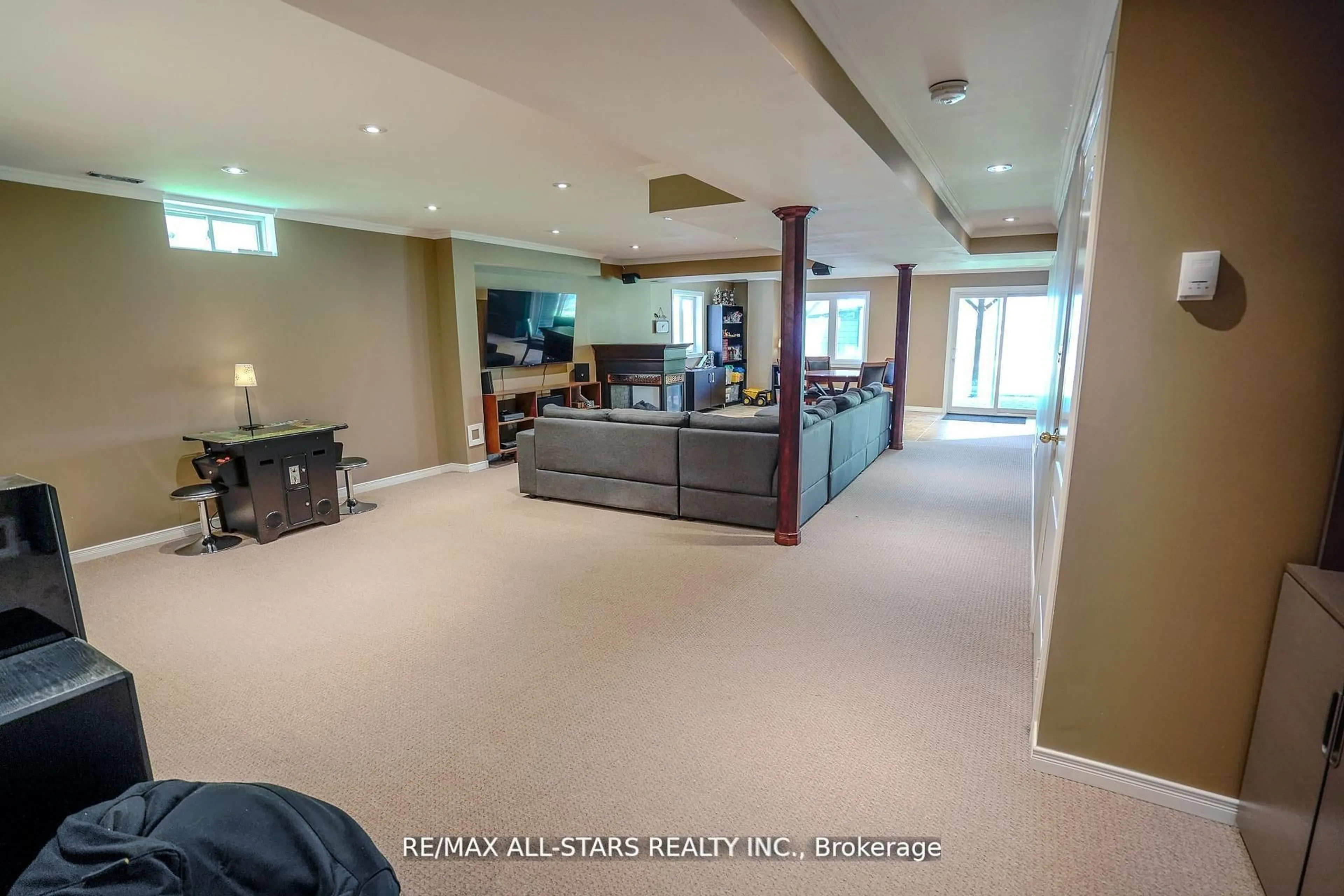 Indoor foyer for 3 Furlan Crt, Uxbridge Ontario L9P 1Z8