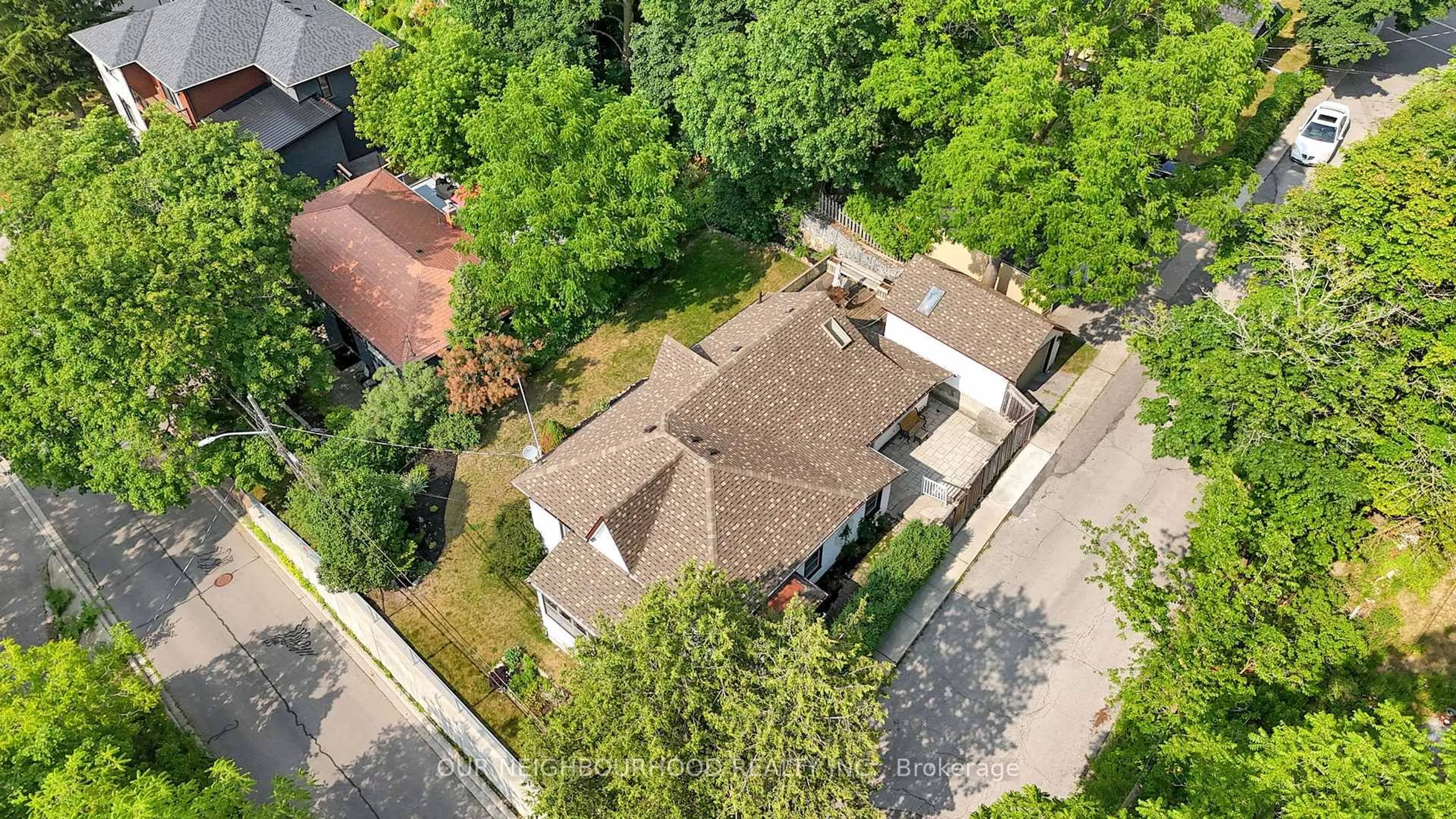 A pic from outside/outdoor area/front of a property/back of a property/a pic from drone, street for 313 Second St, Newmarket Ontario L3Y 3W5