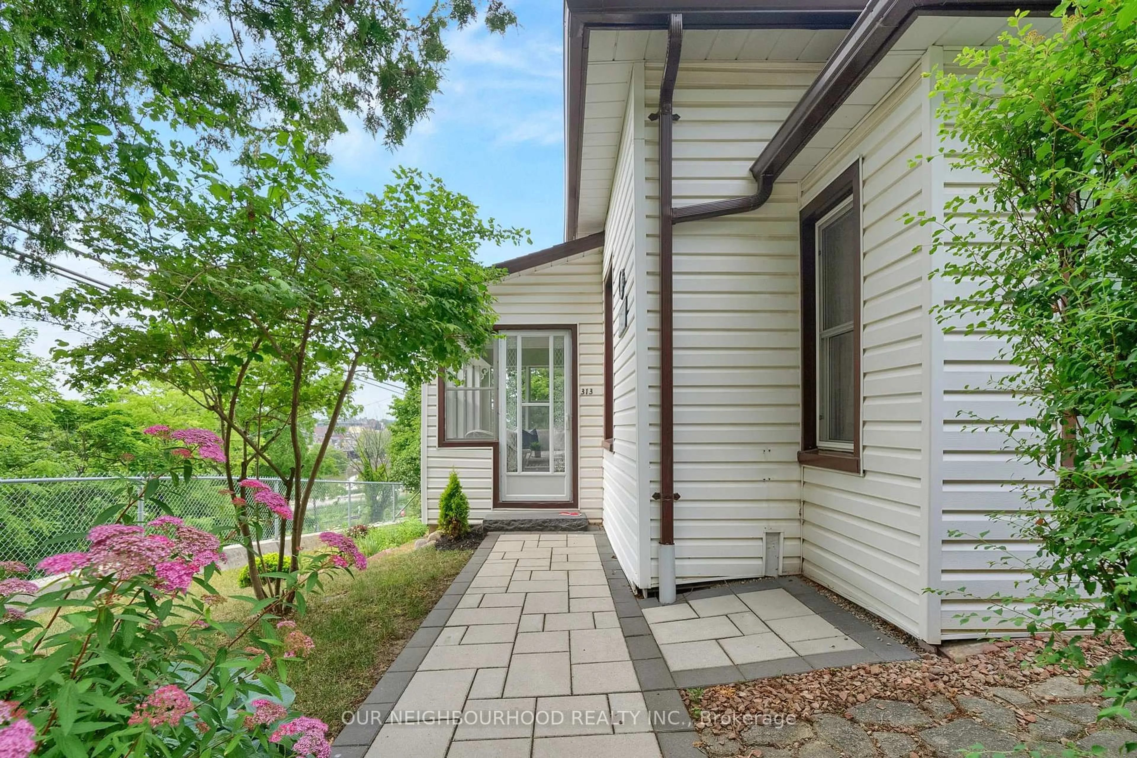 Unknown for 313 Second St, Newmarket Ontario L3Y 3W5