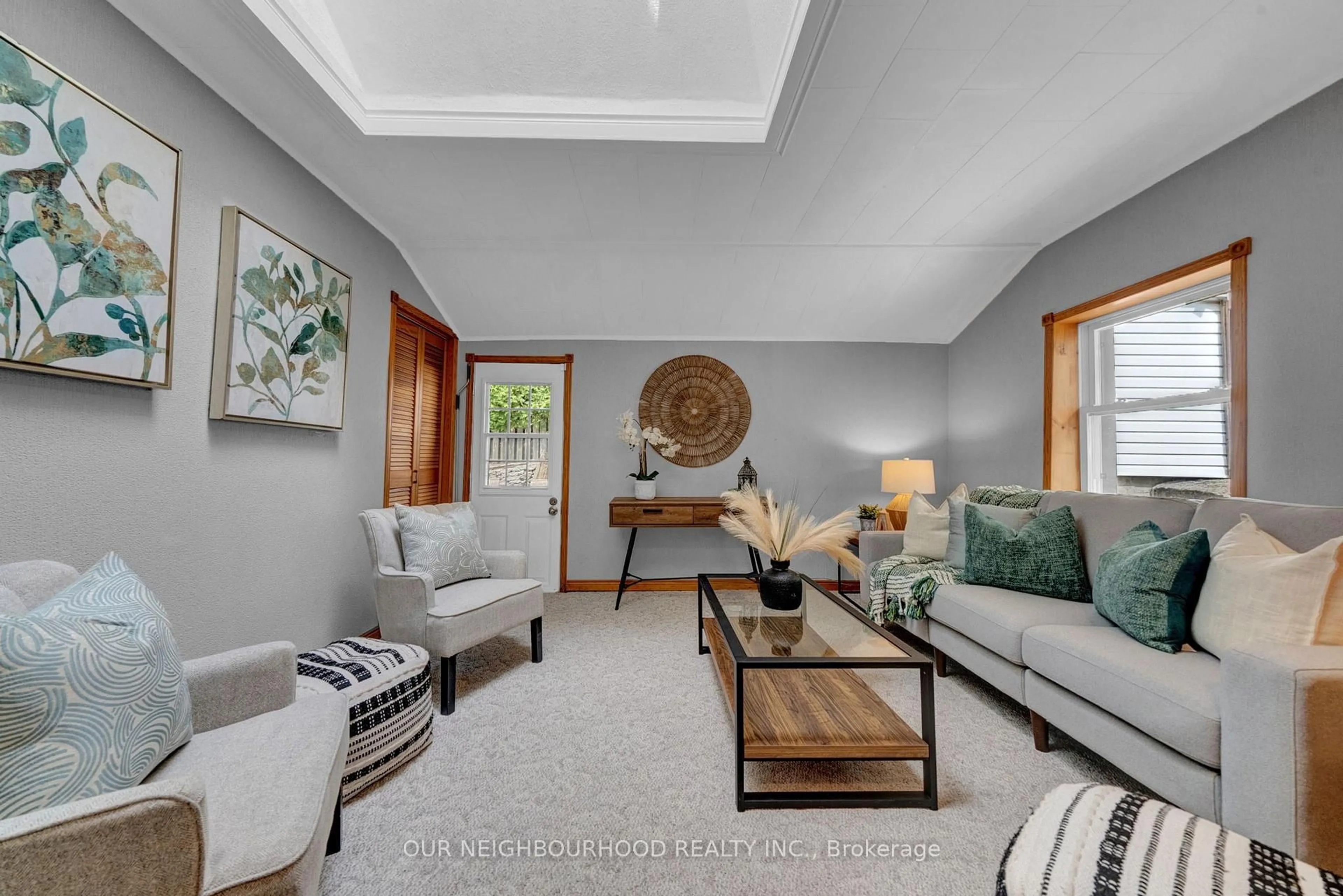 Living room with furniture, unknown for 313 Second St, Newmarket Ontario L3Y 3W5