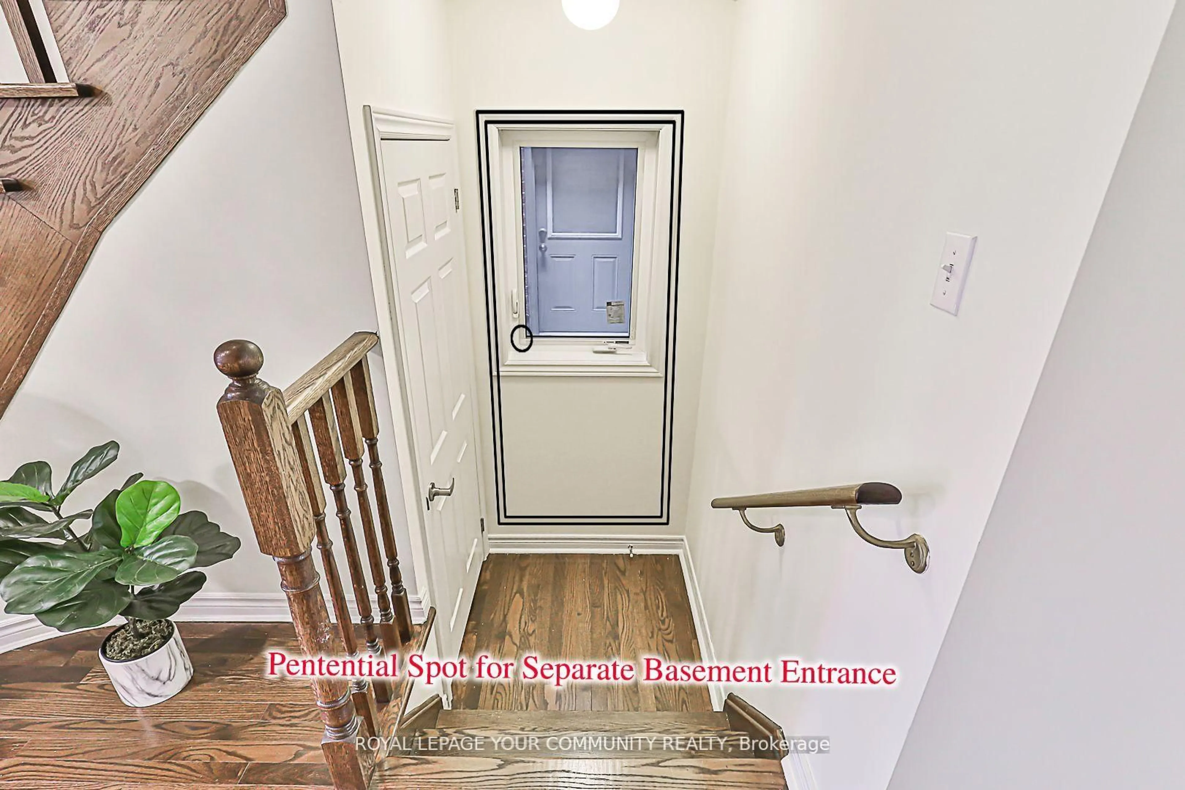 Indoor entryway for 16 Collin Crt, Richmond Hill Ontario L4E 0X6