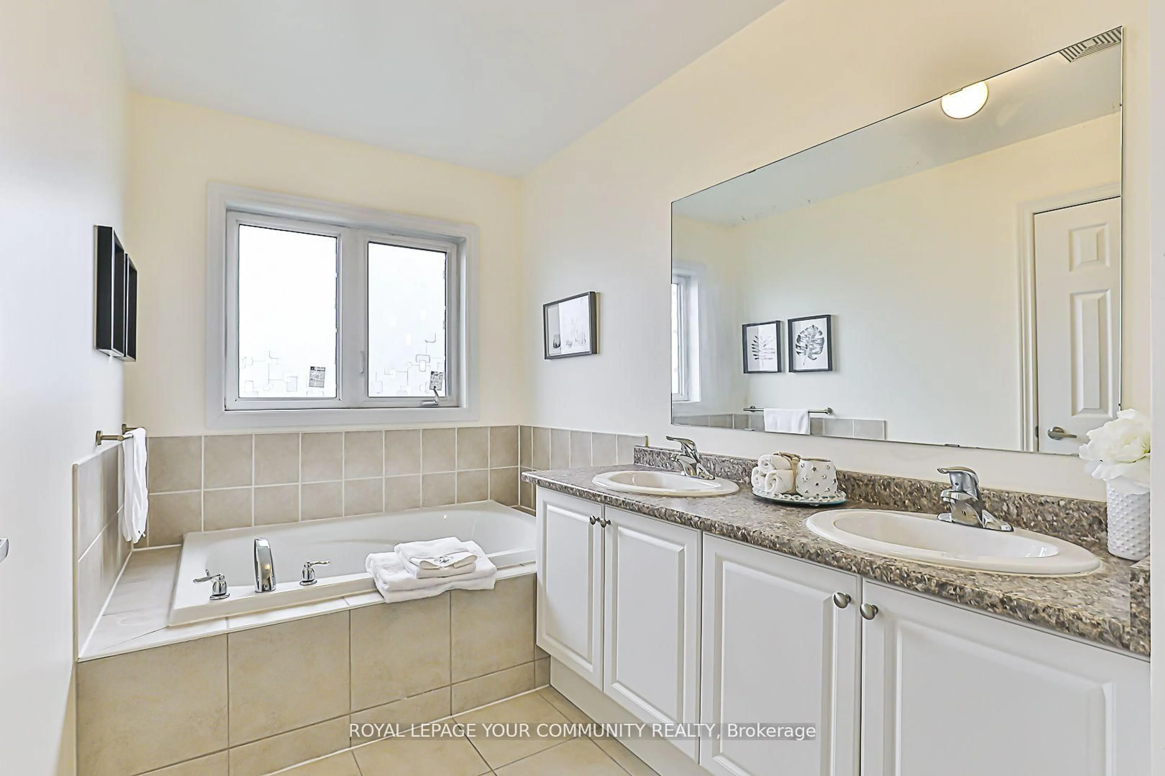 Contemporary bathroom, ceramic/tile floor for 16 Collin Crt, Richmond Hill Ontario L4E 0X6