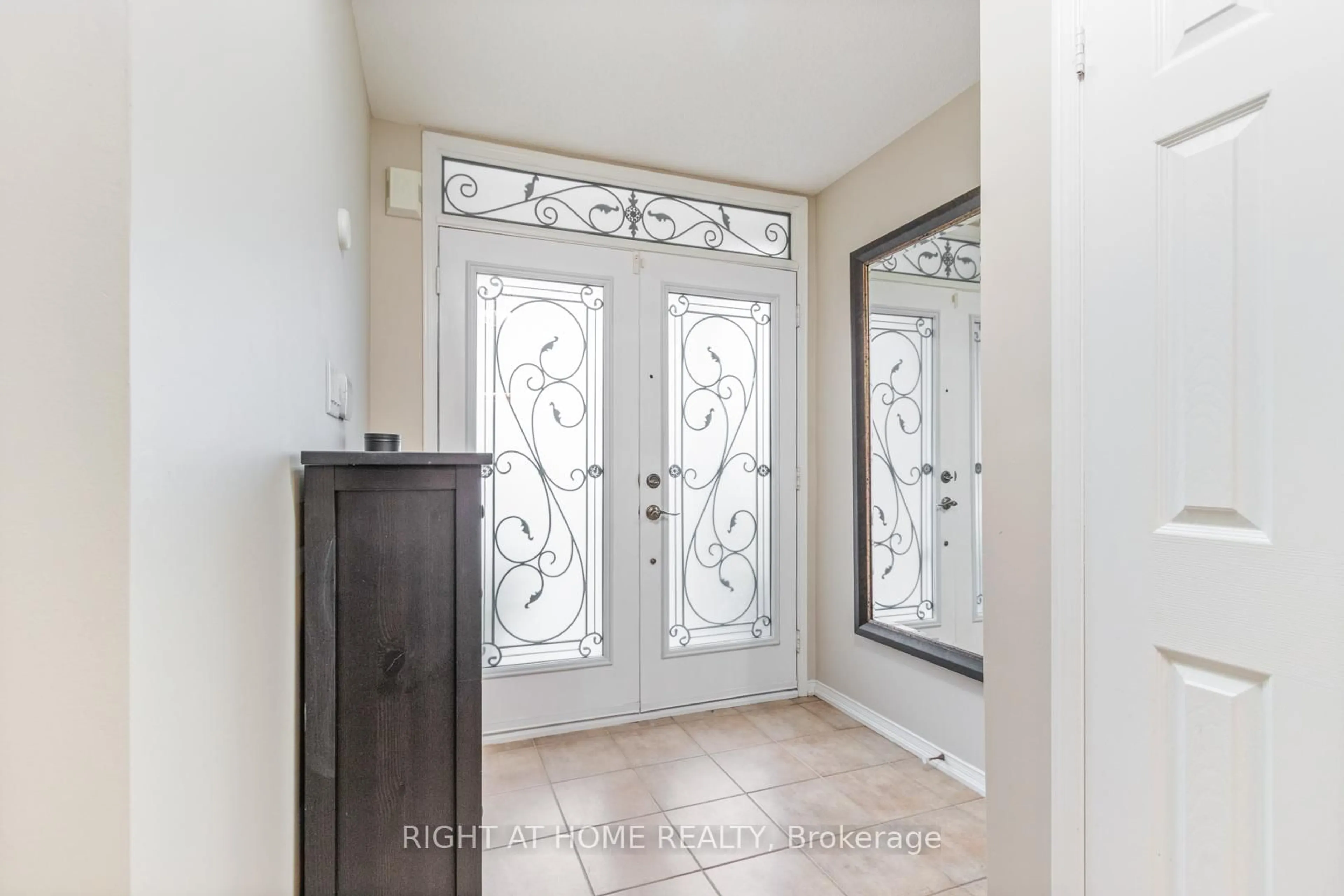 Indoor entryway for 609 Mcbean Ave, Newmarket Ontario L3X 2L5
