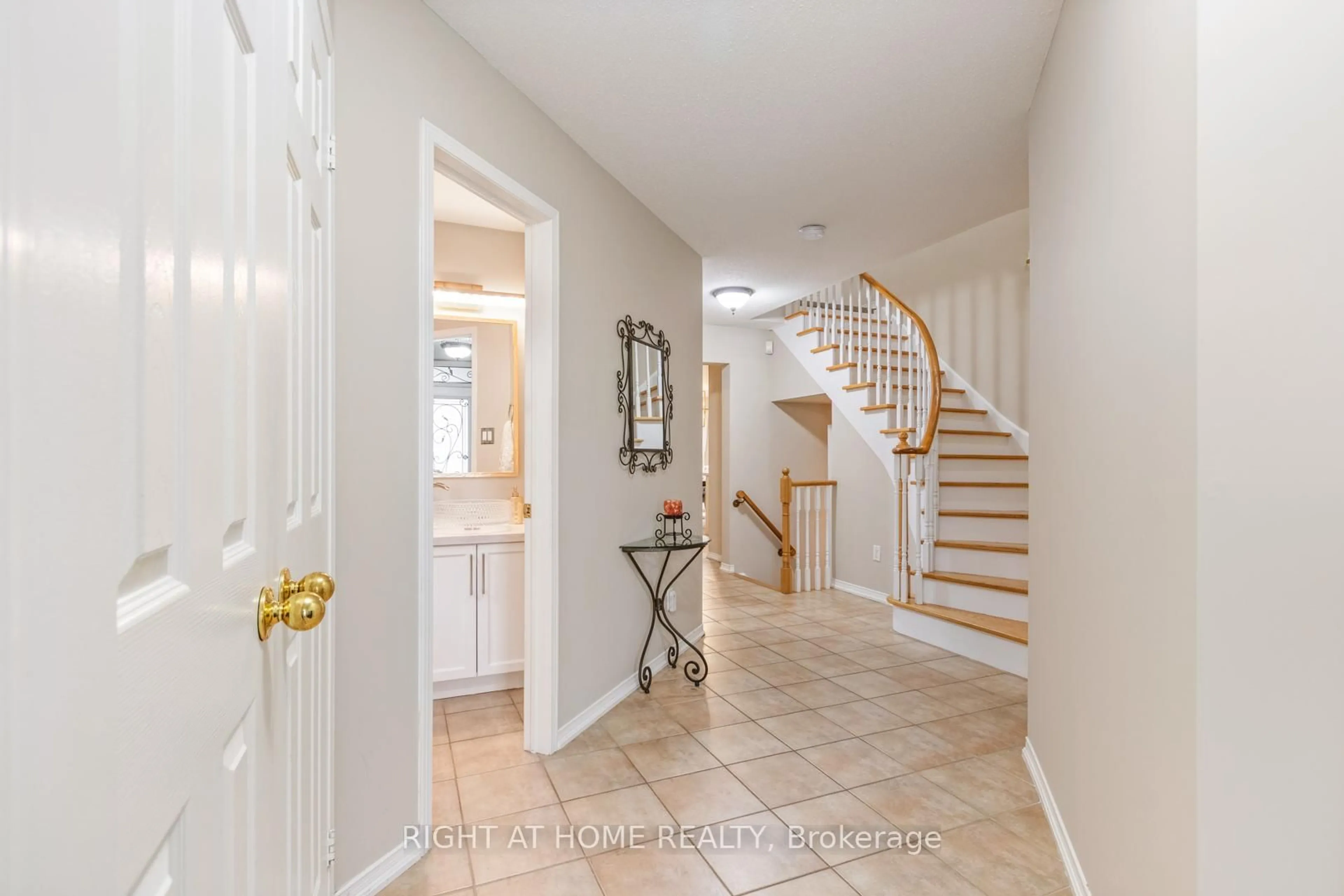 Indoor entryway for 609 Mcbean Ave, Newmarket Ontario L3X 2L5