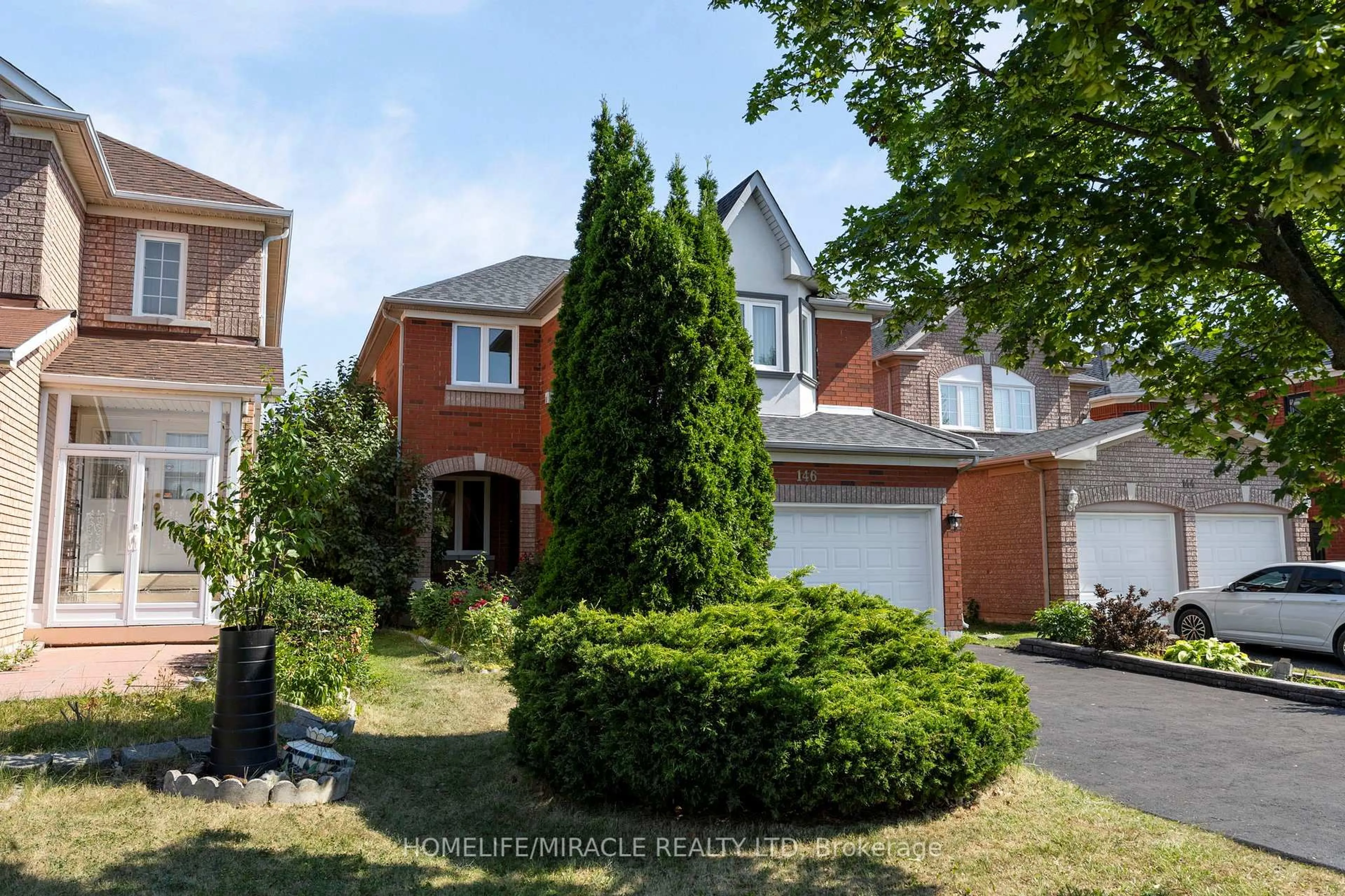 A pic from outside/outdoor area/front of a property/back of a property/a pic from drone, street for 146 Roxbury St, Markham Ontario L3S 3T4