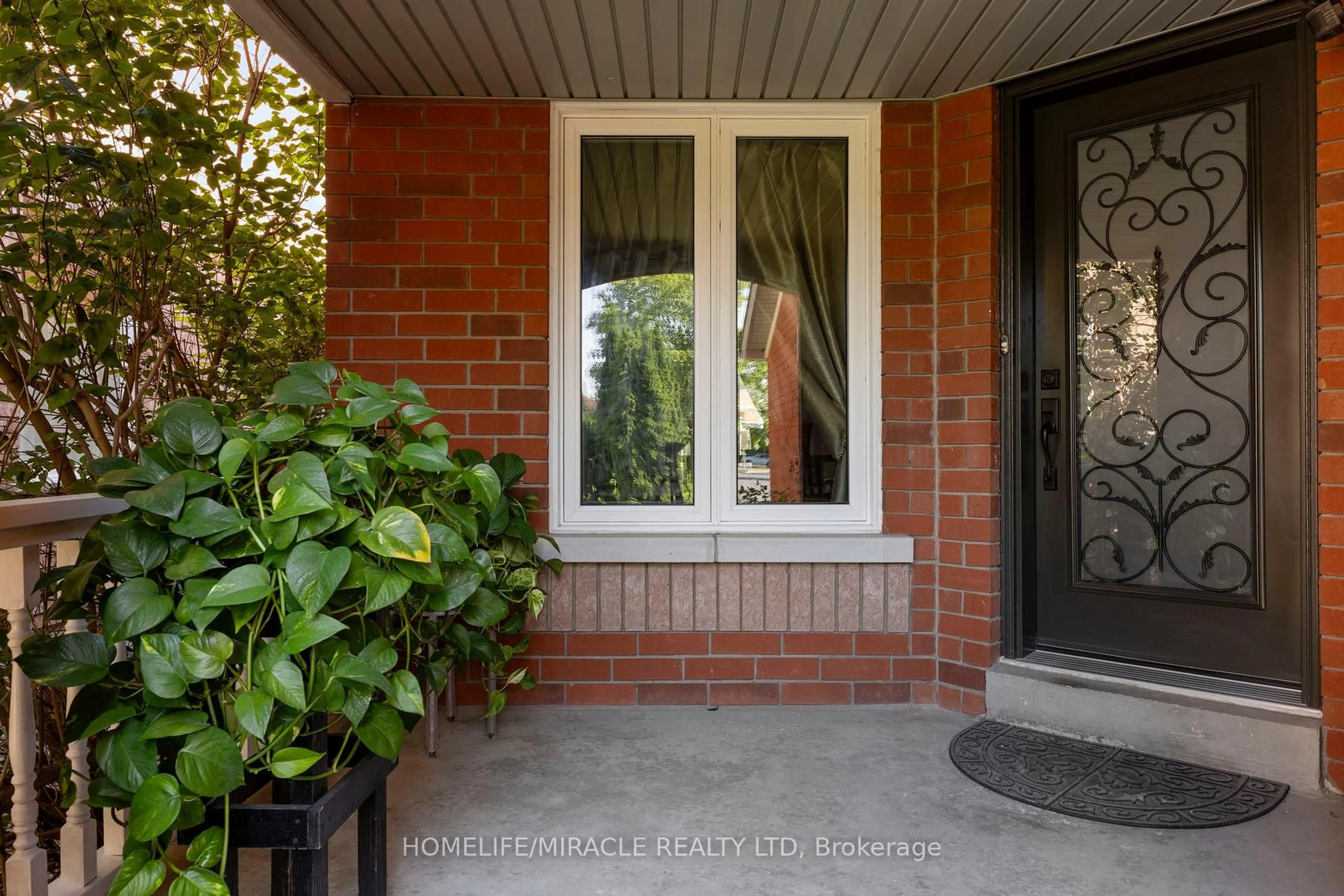 Indoor entryway for 146 Roxbury St, Markham Ontario L3S 3T4