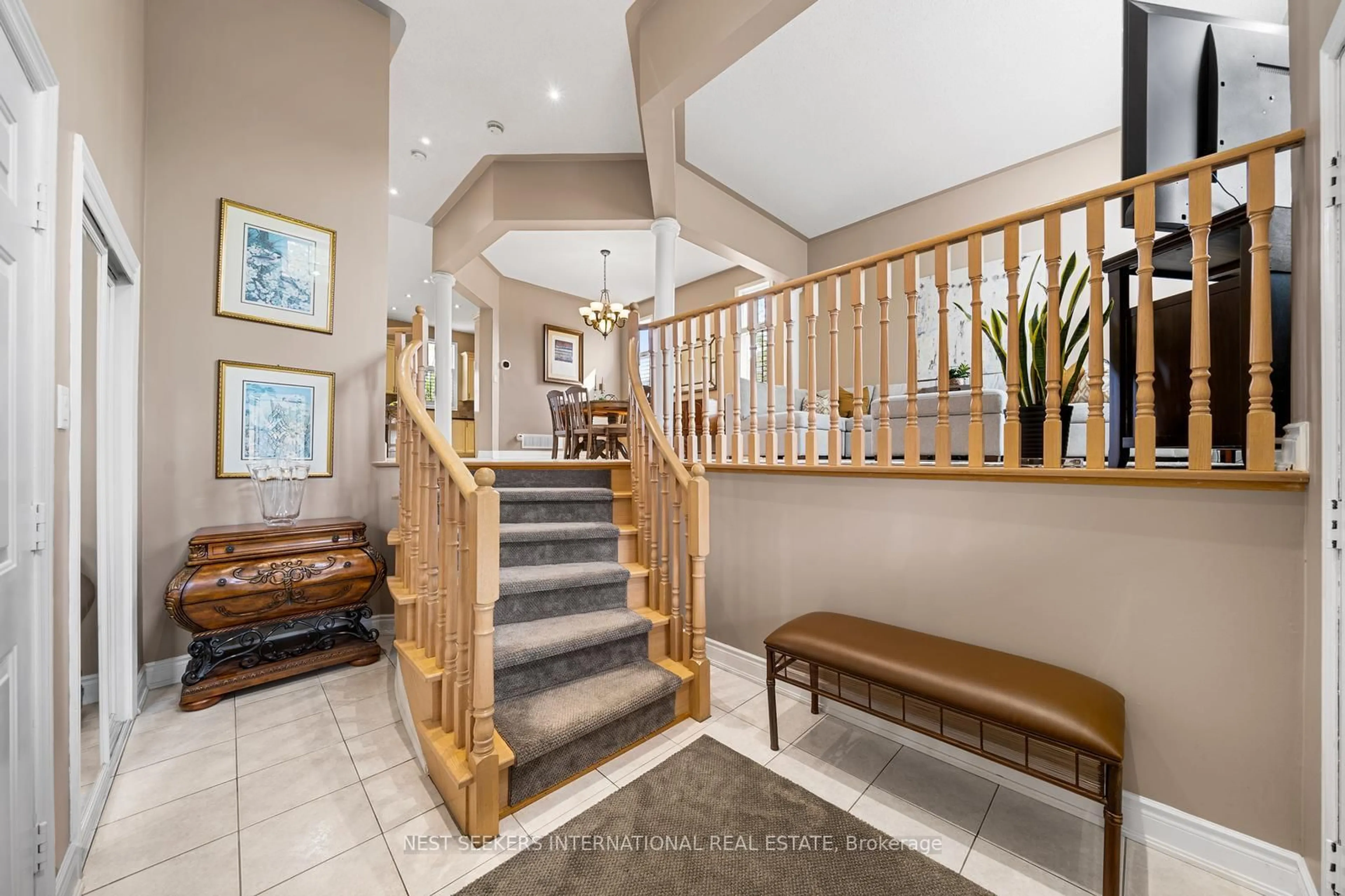 Indoor foyer for 28 Poplar Dr, Richmond Hill Ontario L4E 2Y4