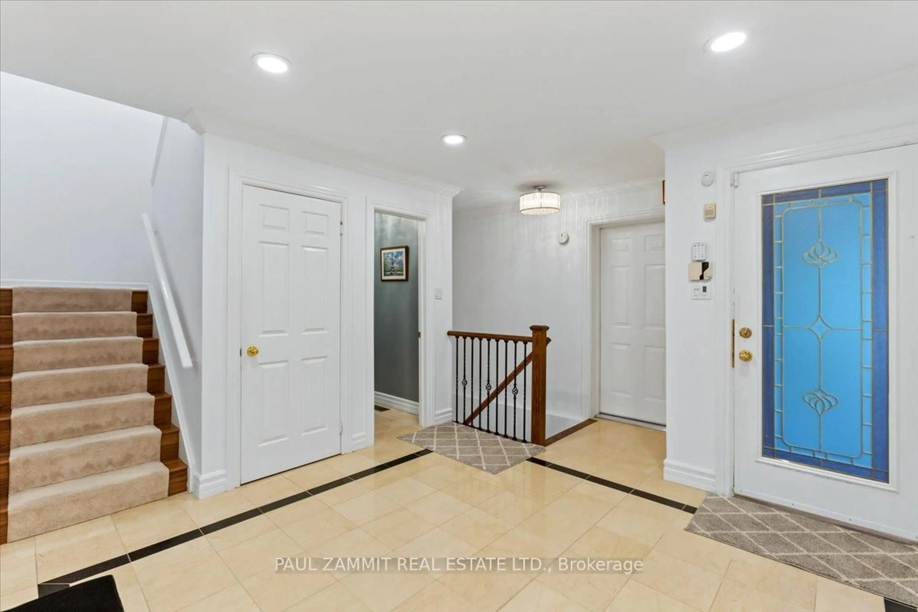 Indoor entryway for 20 Grosvenor Crt, Markham Ontario L3T 5T5