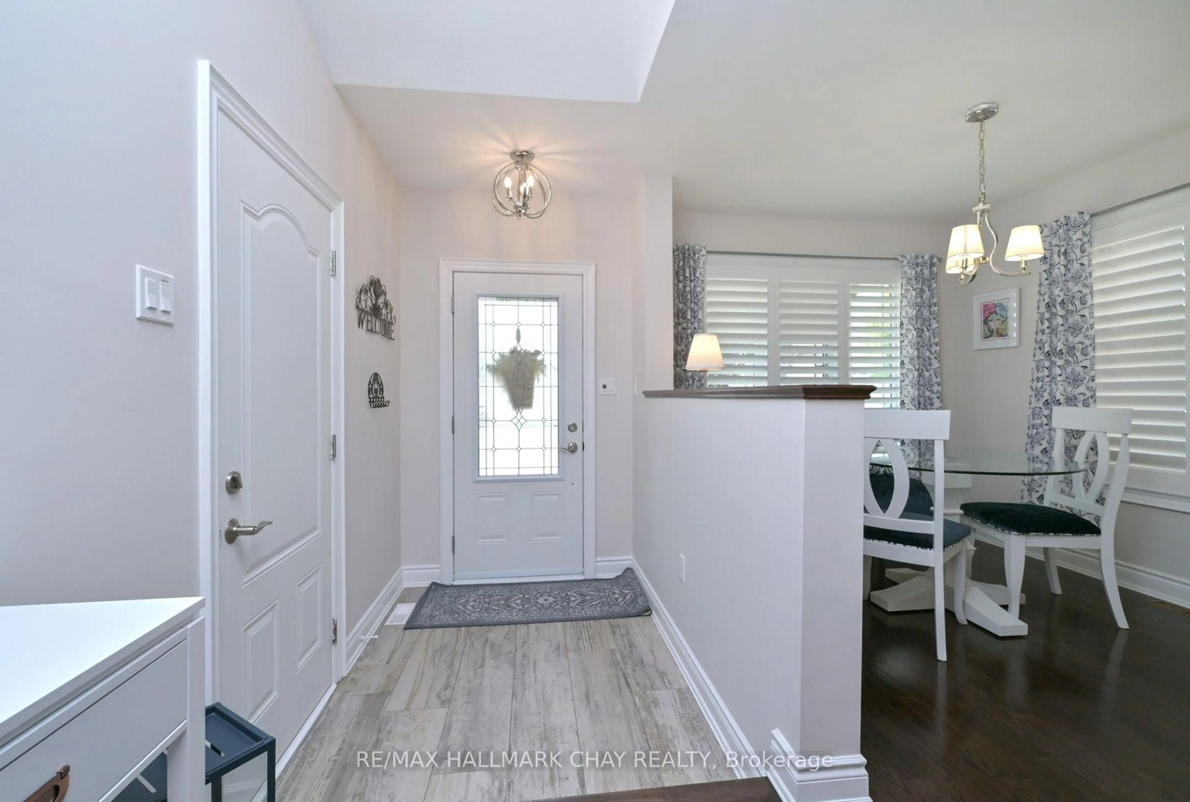Indoor entryway for 39 Westmount Dr, New Tecumseth Ontario L9R 0P5