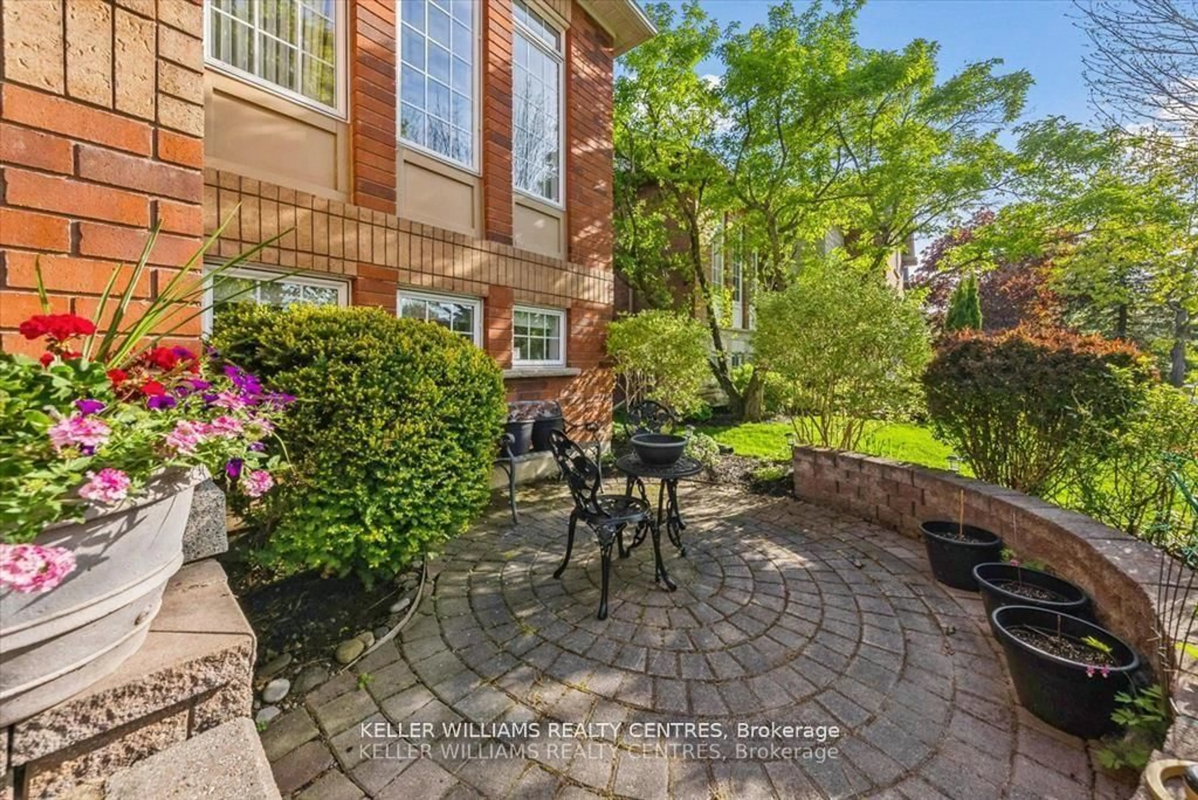 Patio, street for 1076 Broughton Lane, Newmarket Ontario L3X 2L6
