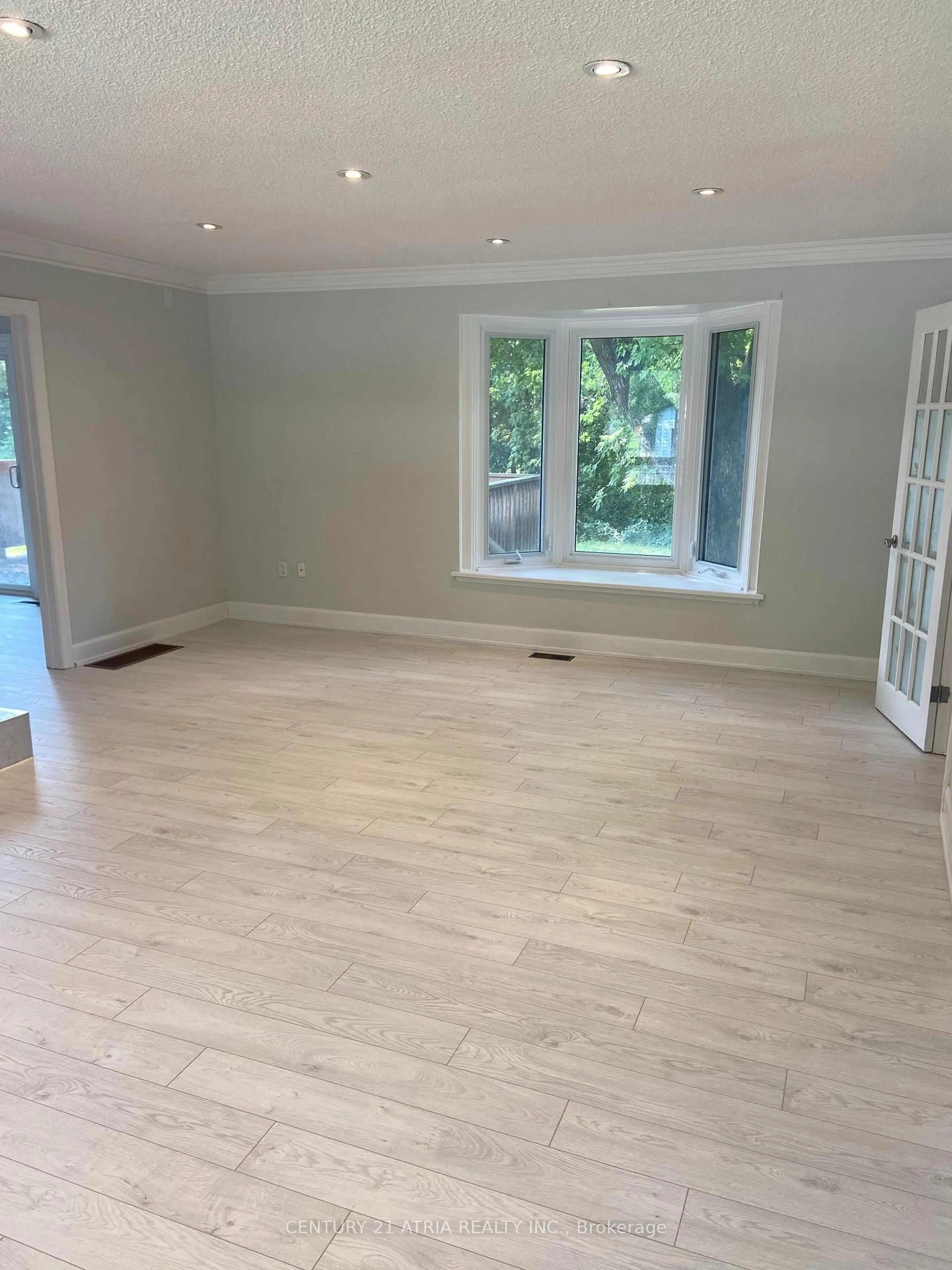 A pic of a room for 27 Waterbend Dr, Georgina Ontario L4P 2S3