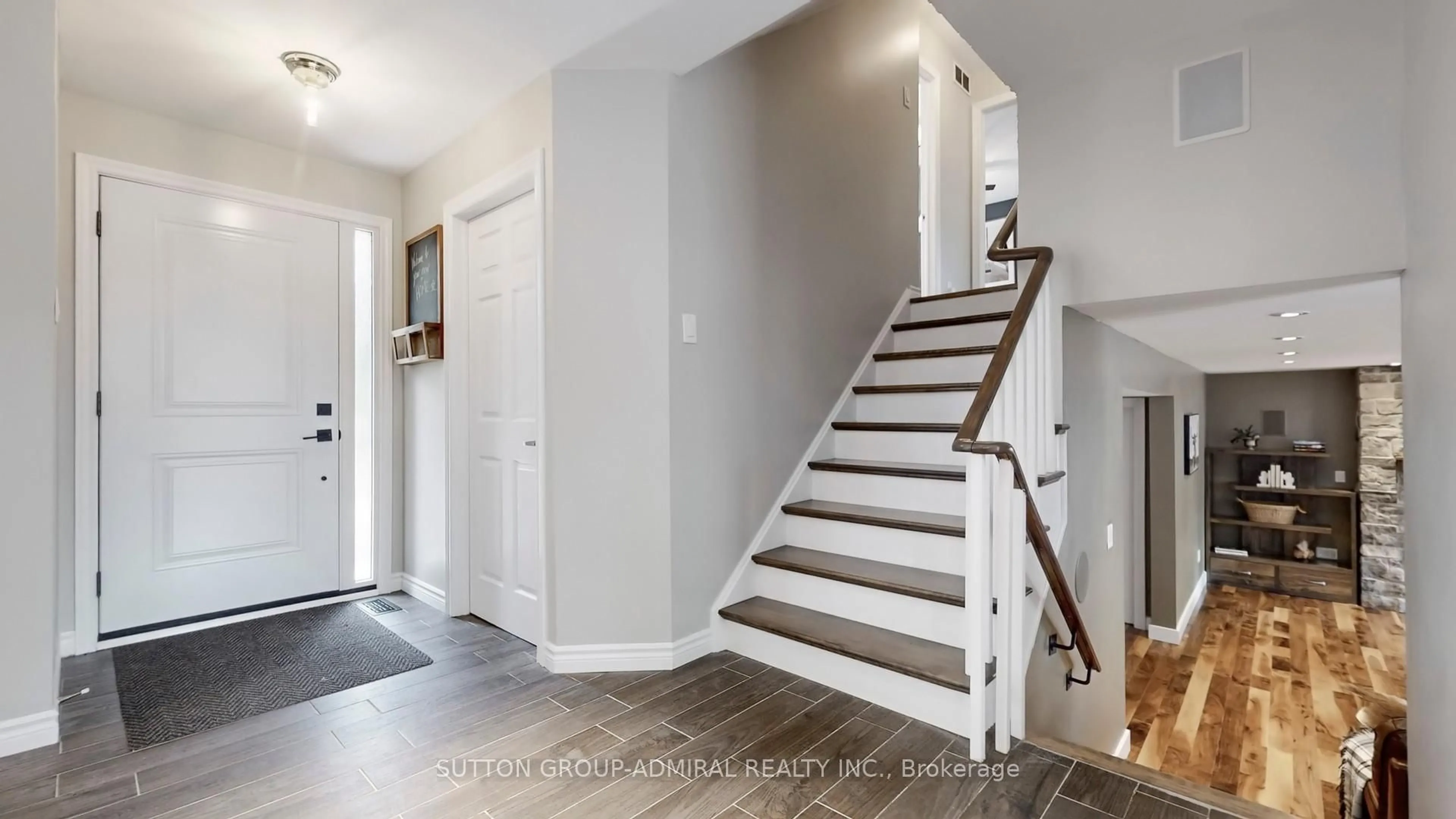 Indoor entryway for 8 Balmoral Hts, East Gwillimbury Ontario L0G 1R0