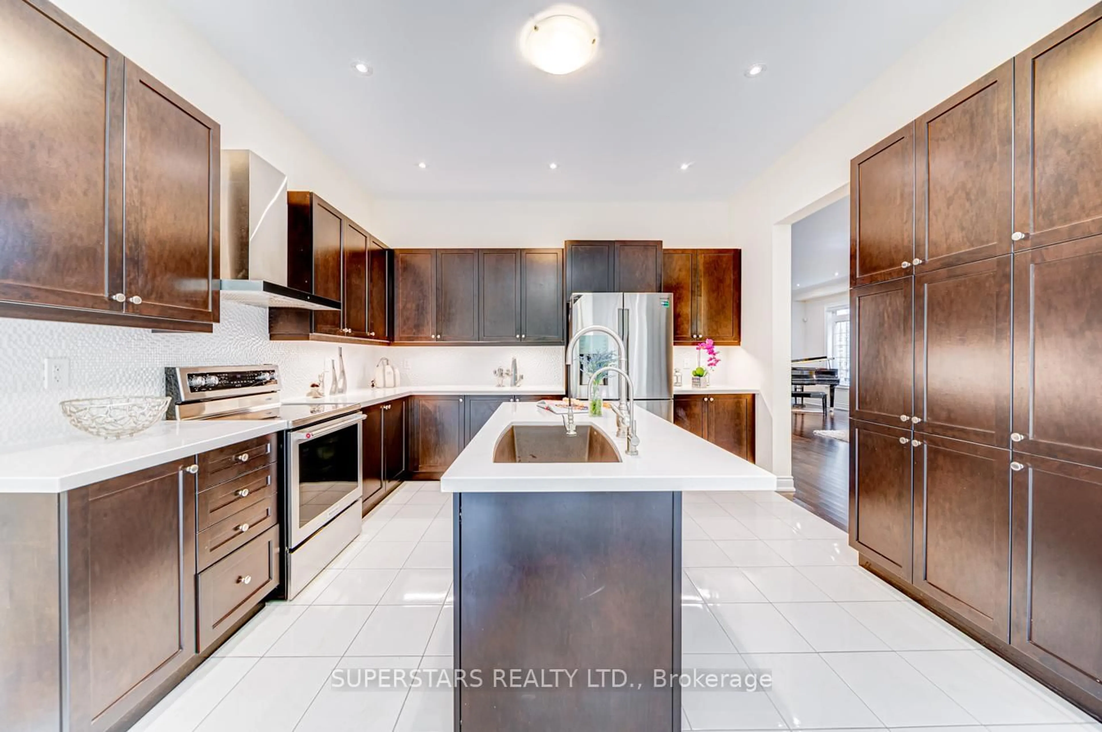 Contemporary kitchen, ceramic/tile floor for 65 Meadowsweet Lane, Richmond Hill Ontario L4E 1B9