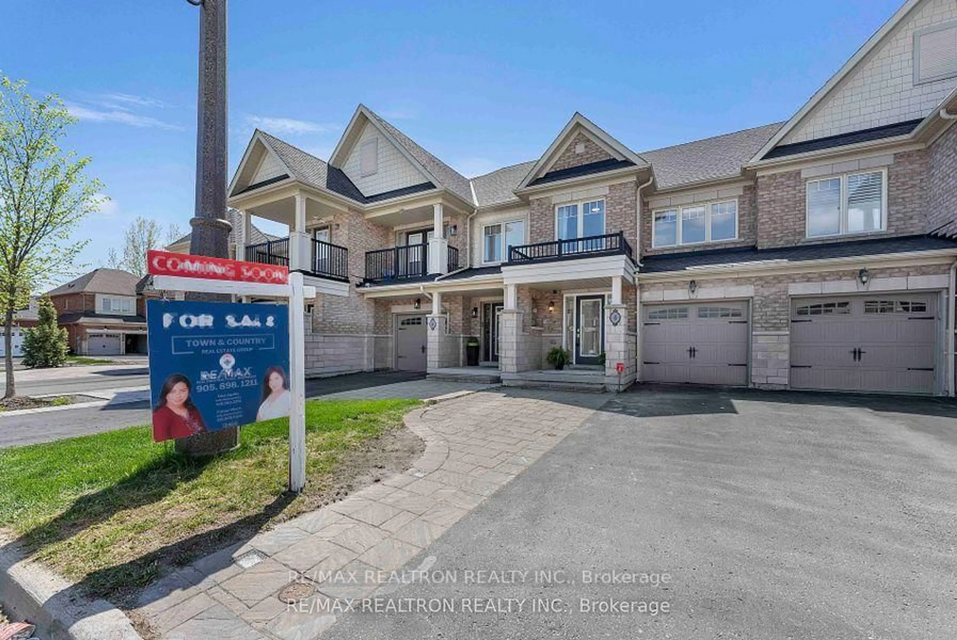 A pic from outside/outdoor area/front of a property/back of a property/a pic from drone, unknown for 4 Andrew Green Cres, Whitchurch-Stouffville Ontario L4A 1T8