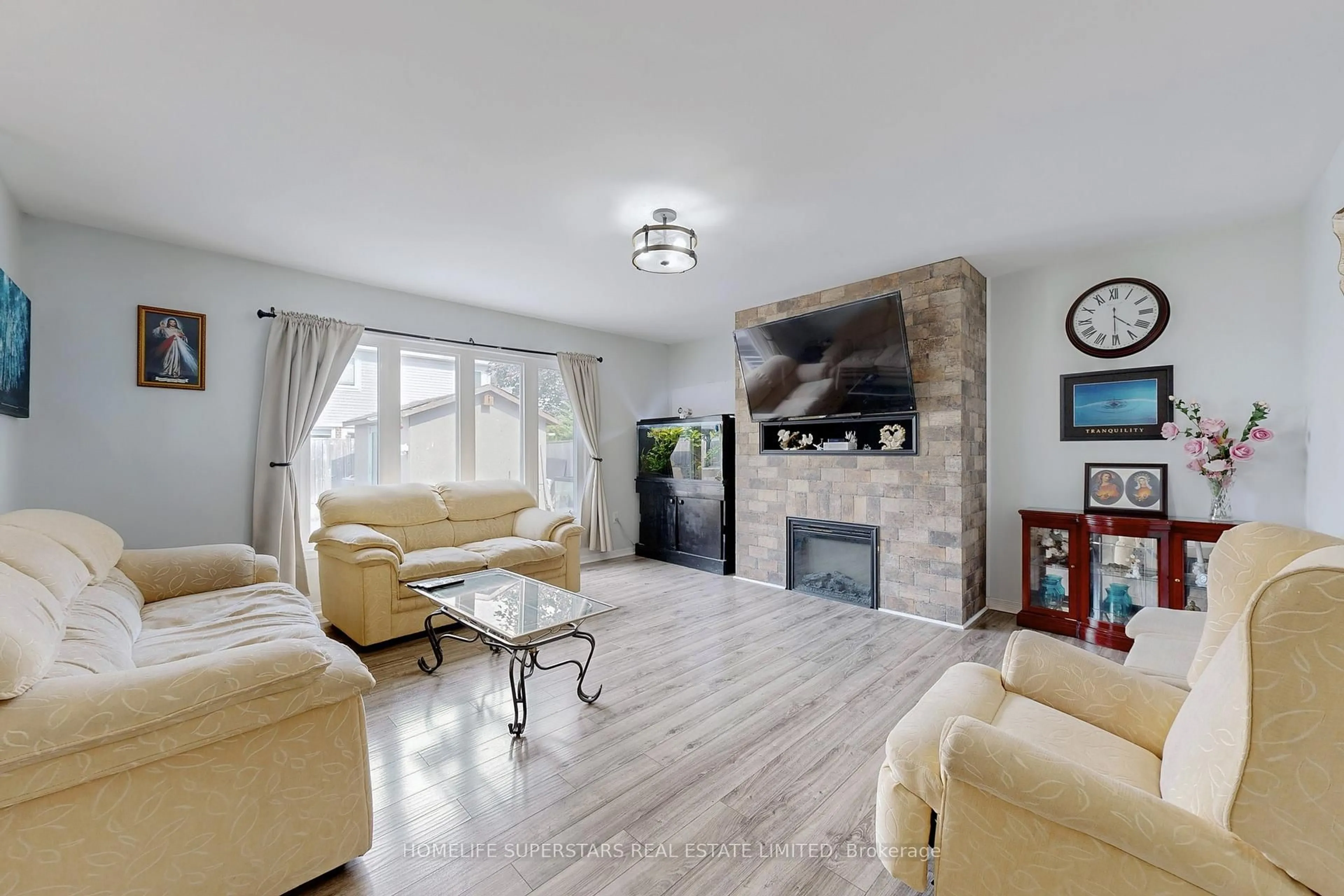 Living room with furniture, unknown for 68 Nunn Cres, New Tecumseth Ontario L9R 0C6
